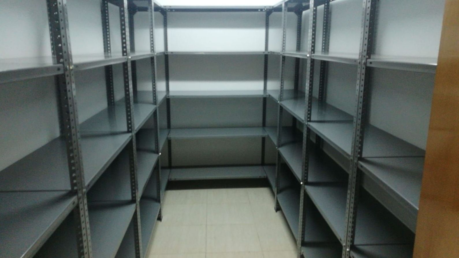 Estanterías: Productos de EQUIPAMIENTO COMERCIAL RLB Estanterías: Productos de EQUIPAMIENTO COMERCIAL RLB
