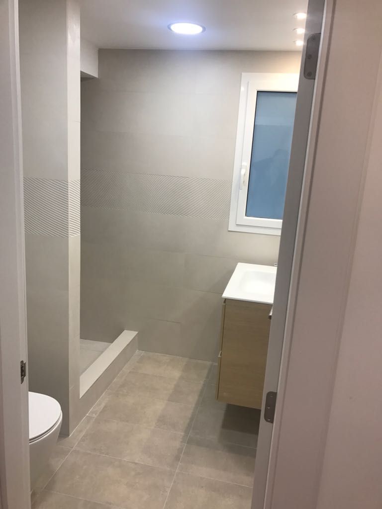 Reformas de baños: ¿Qué hacemos? de Decorvega Decoraciones Reformas de baños: ¿Qué hacemos? de Decorvega Decoraciones