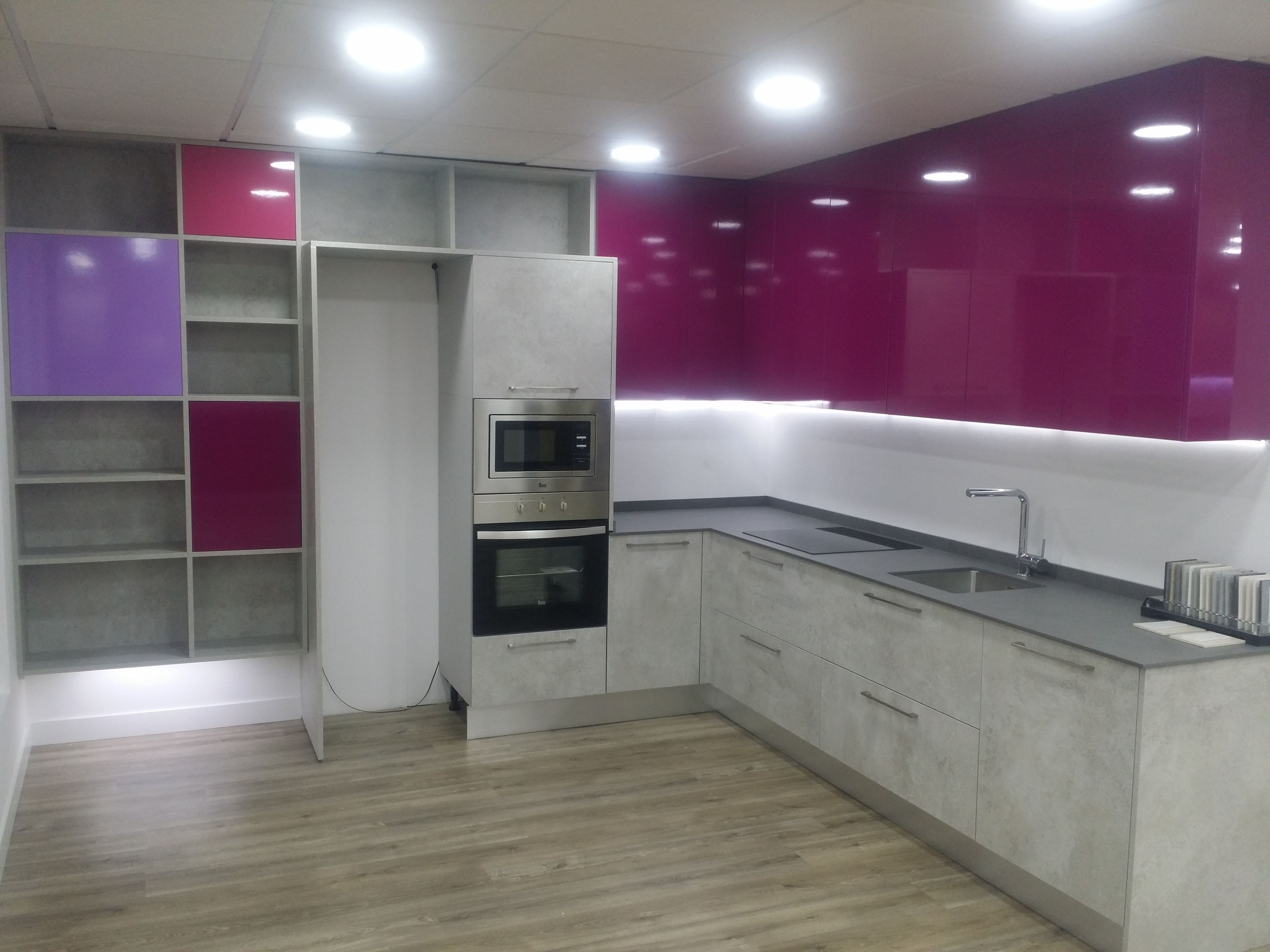 Exposición: Productos de Cocinas y Montajes Vos Exposición: Productos de Cocinas y Montajes Vos