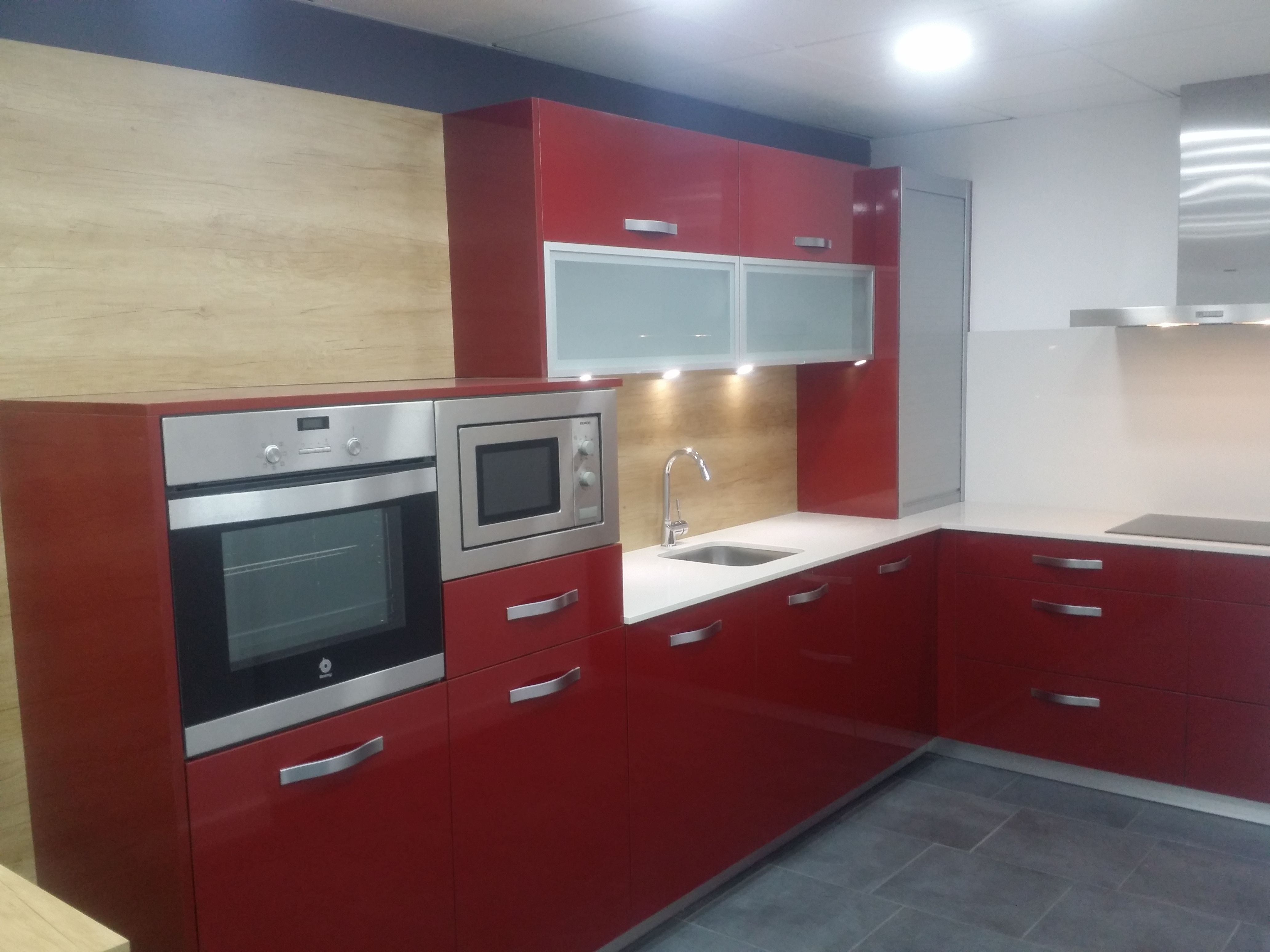 Exposición: Productos de Cocinas y Montajes Vos Exposición: Productos de Cocinas y Montajes Vos
