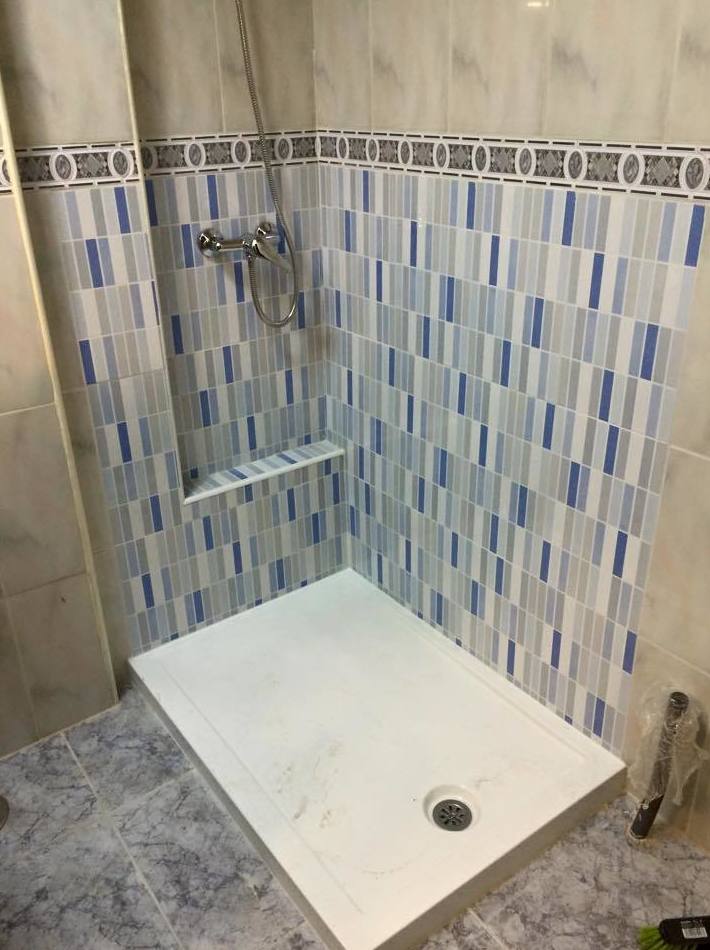 Plato de ducha acrílico con bajo en micro mosaico Eva azul 