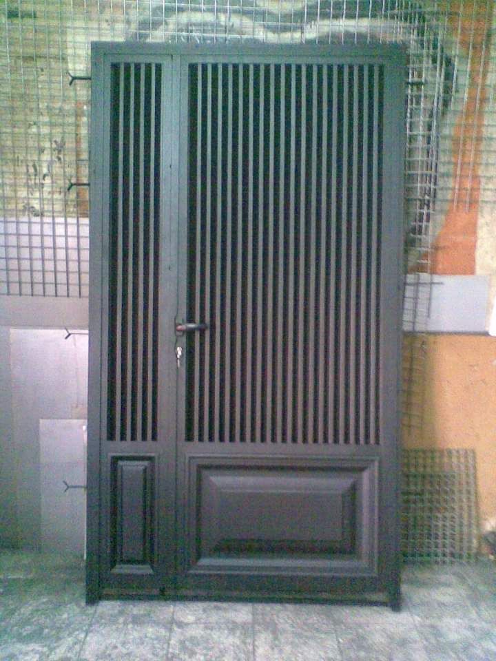 Fabricación de puertas de hierro o acero