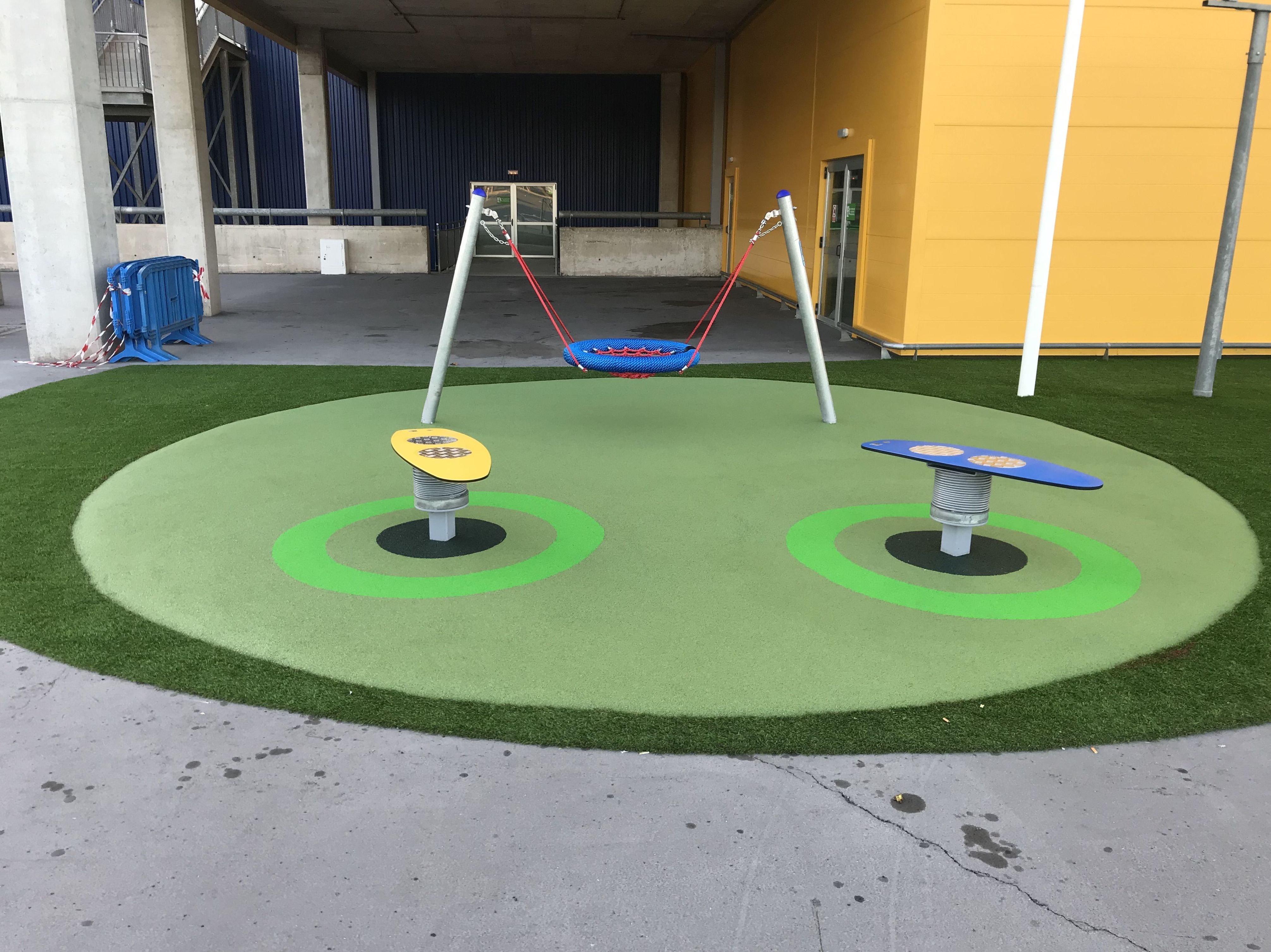 Parque infantil con columpio adaptado, Murcia, Flama Levante. Parque infantil con columpio adaptado, Murcia, Flama Levante.