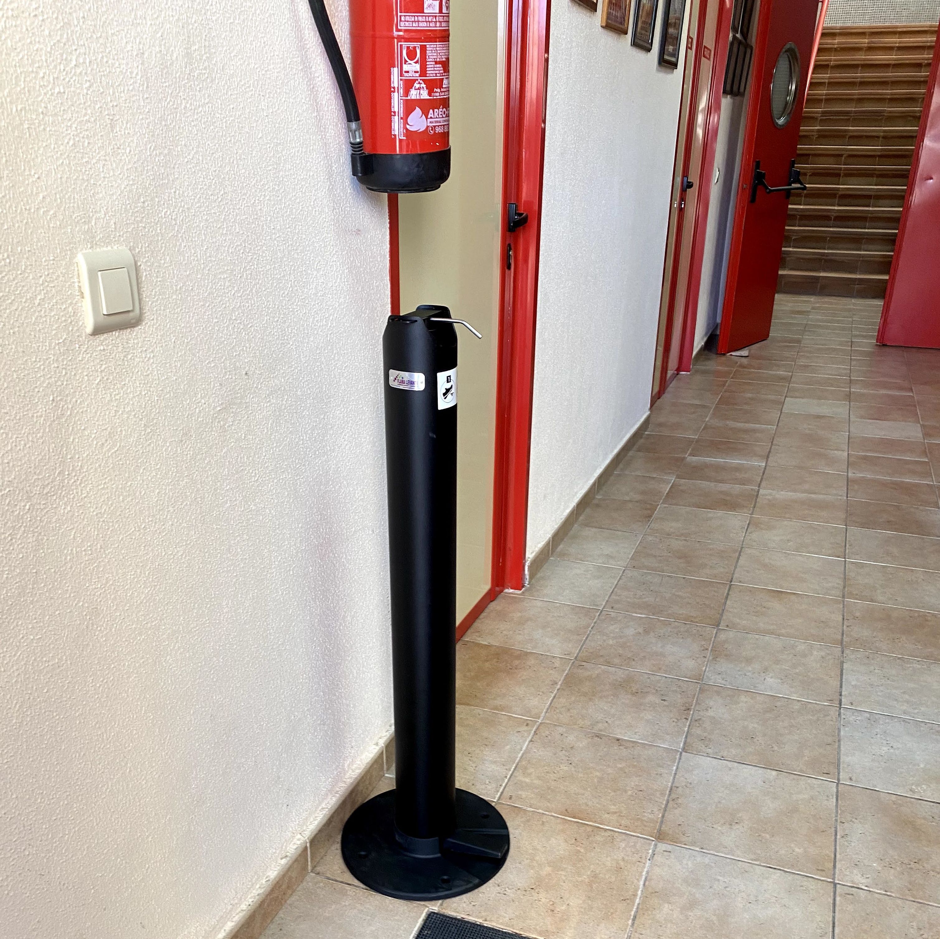 Dispensador de gel desinfectante de pedal, Murcia, Flama Levante. Dispensador de gel desinfectante de pedal, Murcia, Flama Levante.