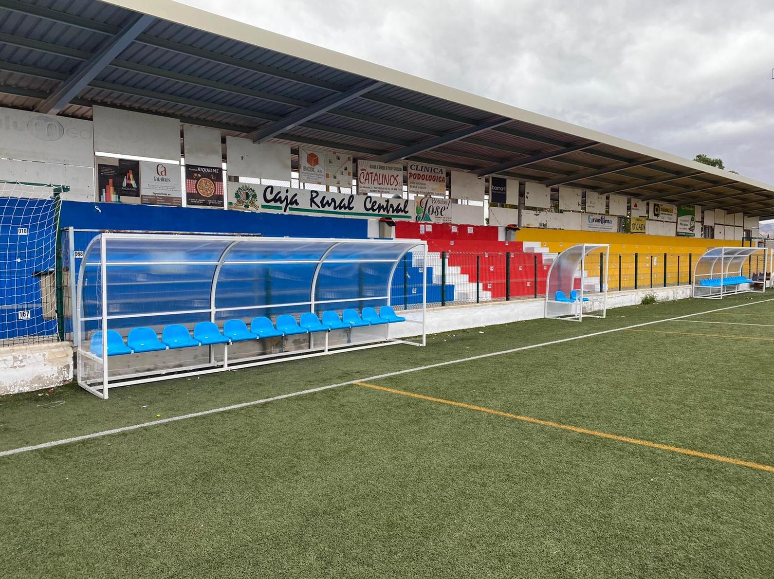 Banquillos jugadores de fútbol y de árbitro con pupitre, alicante, Flama Levante. Banquillos jugadores de fútbol y de árbitro con pupitre, alicante, Flama Levante.