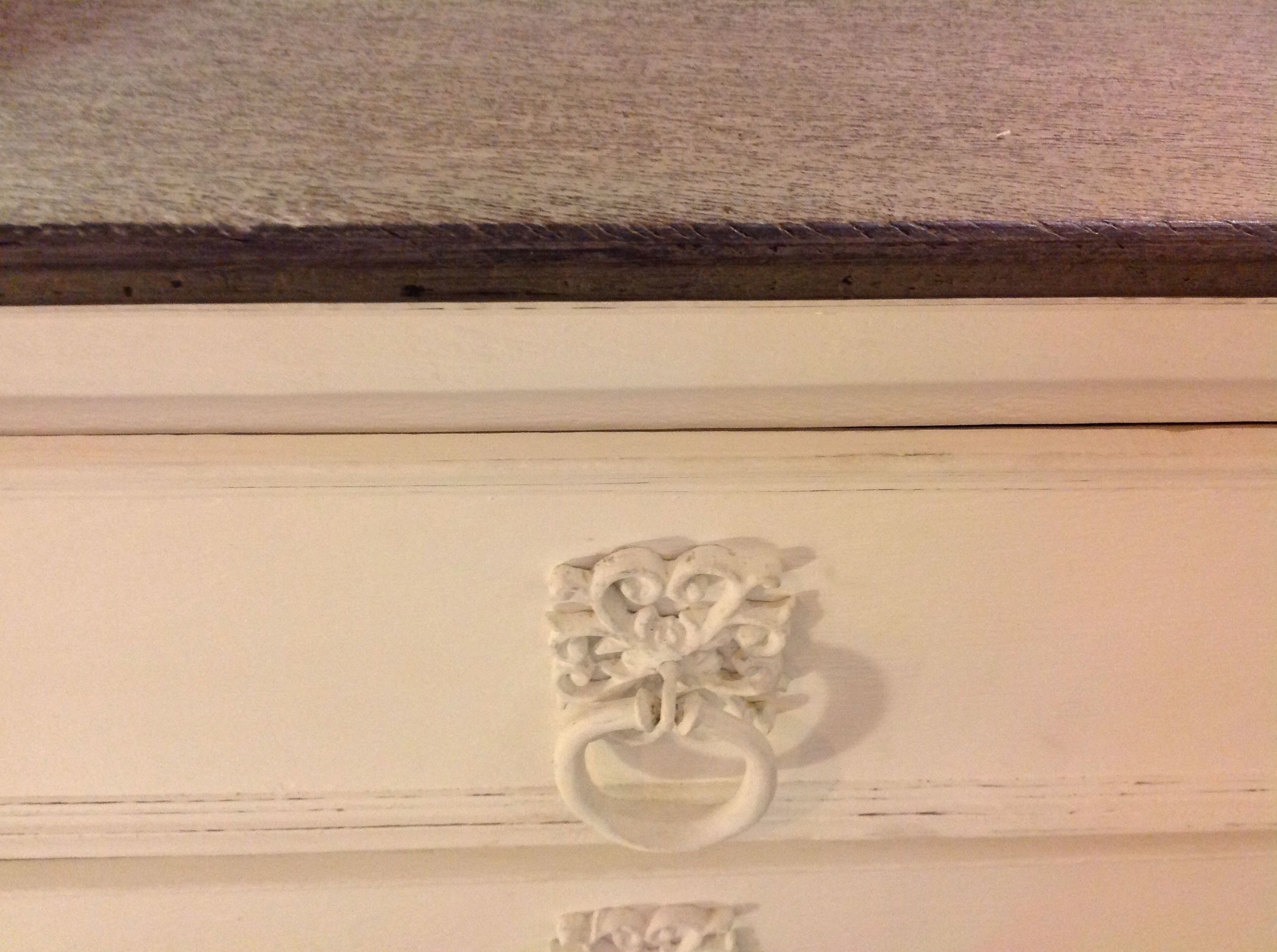 Aparador patinado en blanco y gris: Catálogo de Ste Odile Decoración Aparador patinado en blanco y gris: Catálogo de Ste Odile Decoración