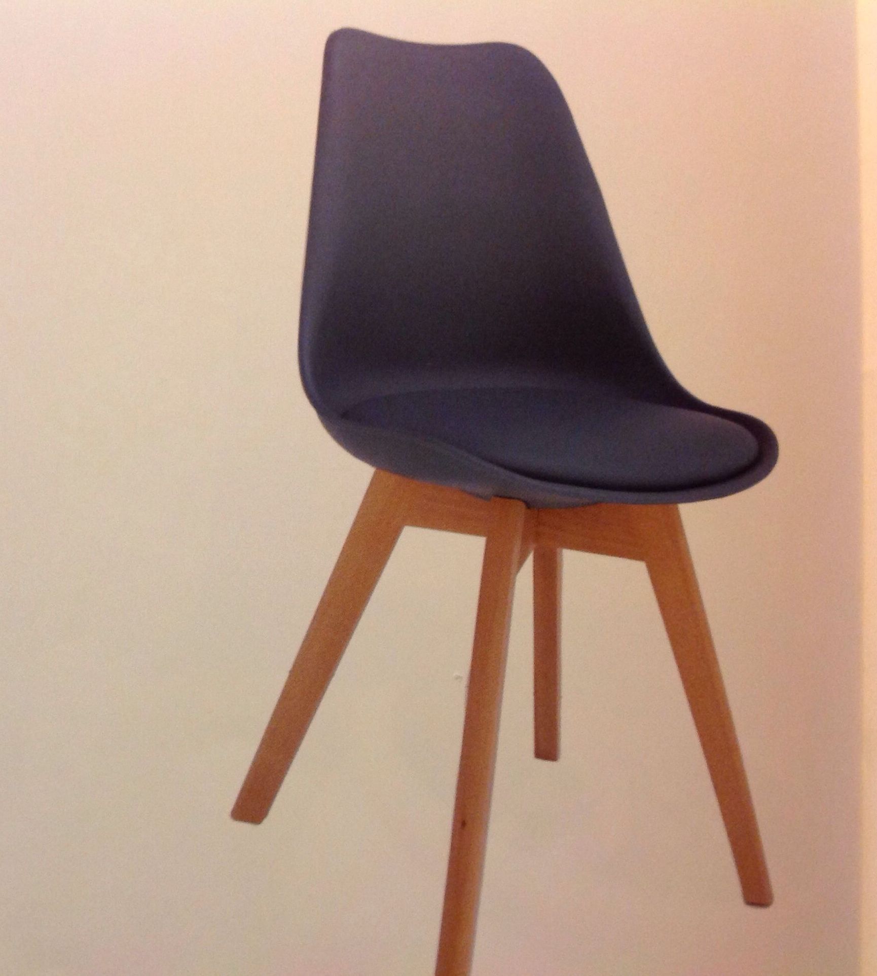 Silla polipropileno y patas de madera : Catálogo de Ste Odile Decoración Silla polipropileno y patas de madera : Catálogo de Ste Odile Decoración