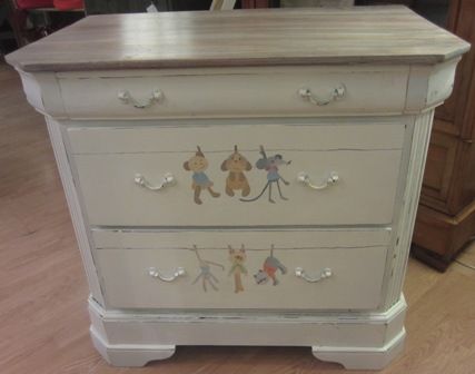 Cómoda con tablero recuperado y resto pintado a mano Cómoda con tablero recuperado y resto pintado a mano