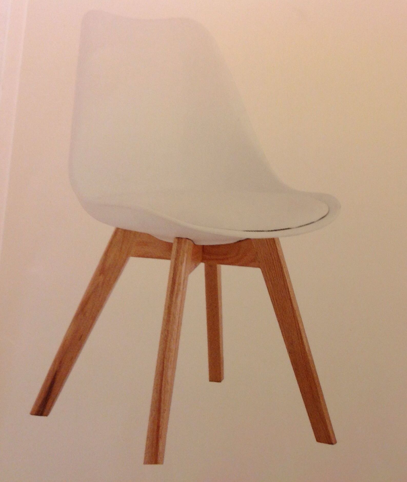 Silla polipropileno y patas de madera : Catálogo de Ste Odile Decoración Silla polipropileno y patas de madera : Catálogo de Ste Odile Decoración