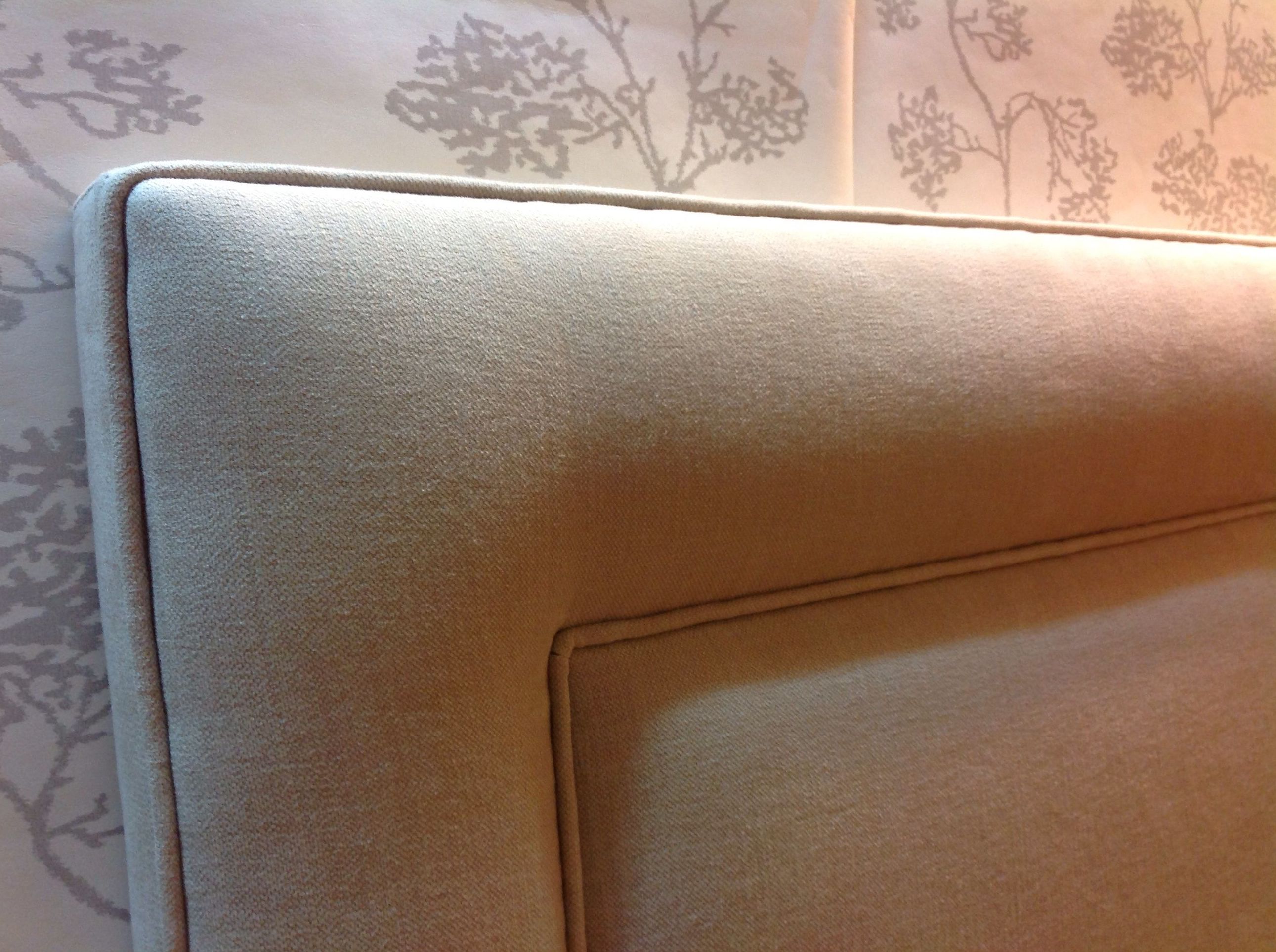 Cabecero tapizado con doble vivo: Catálogo de Ste Odile Decoración Cabecero tapizado con doble vivo: Catálogo de Ste Odile Decoración