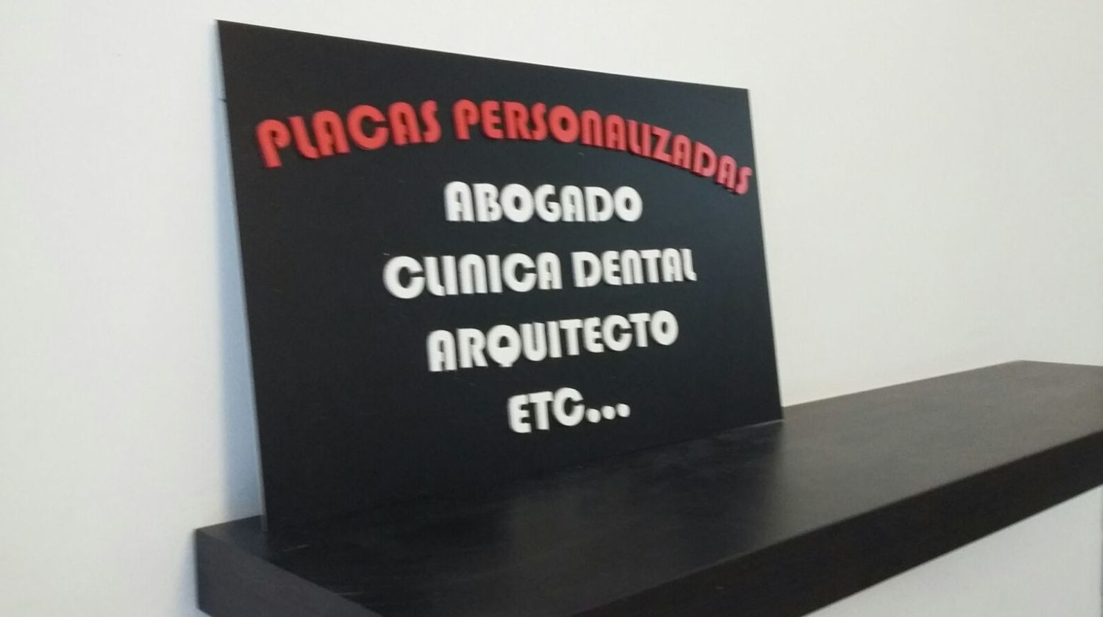 Placa con letra corpórea Placa con letra corpórea