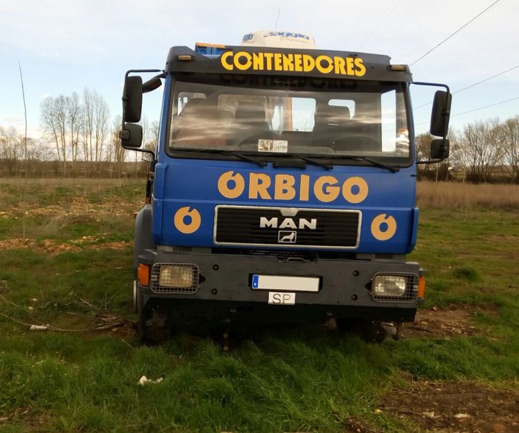 Contenedores para escombro en La Bañeza, León