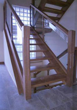Escalera de madera con cristal