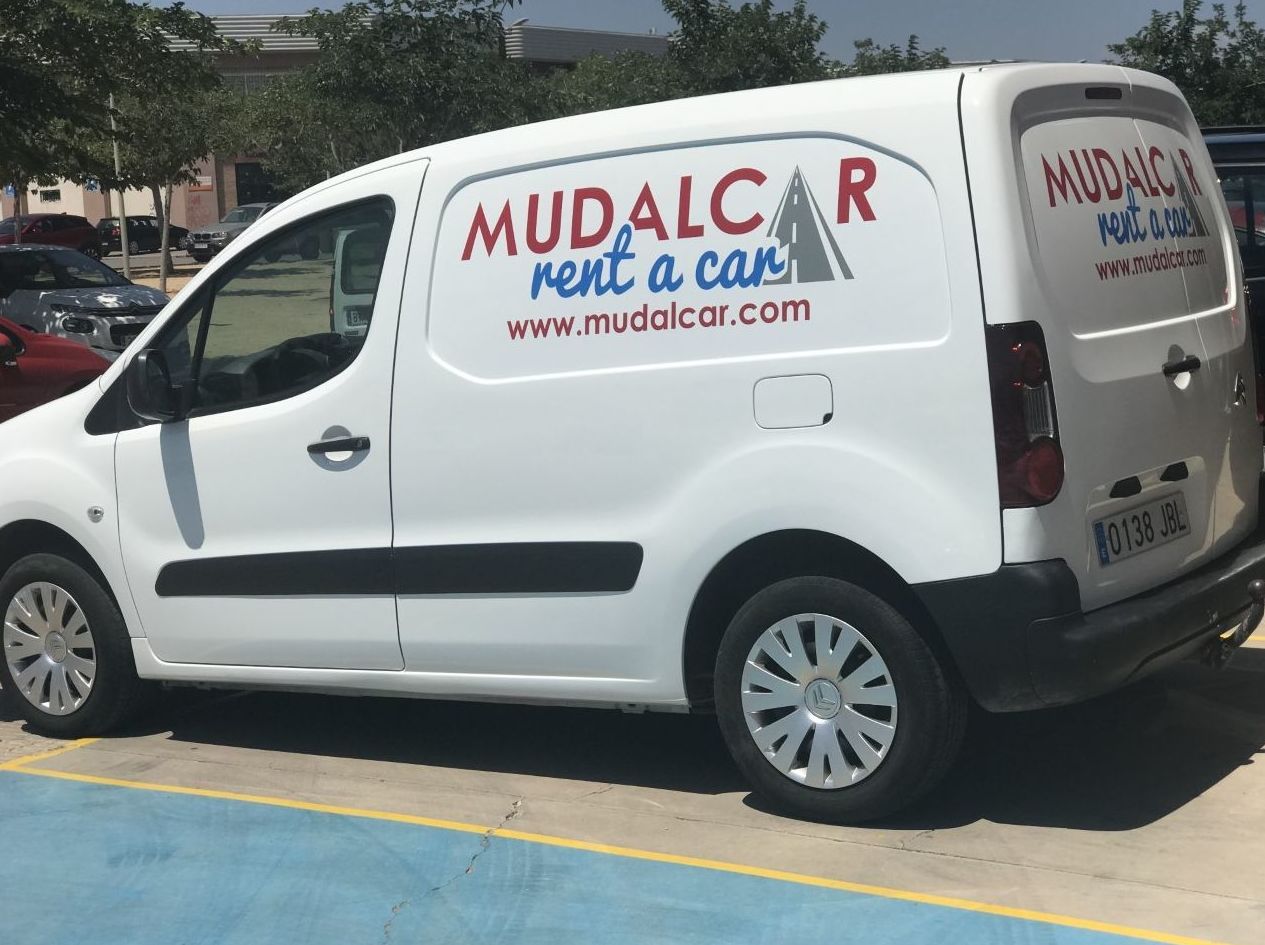 Alquiler de furgonetas con enganche: Servicios de MUDALCAR rent a car Alquiler de furgonetas con enganche: Servicios de MUDALCAR rent a car