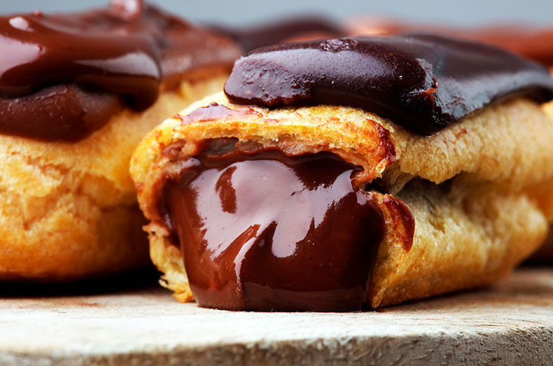 Eclair chocolate recién hecho Eclair chocolate recién hecho