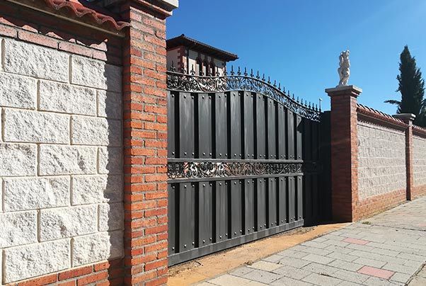 Puertas automáticas: Servicios de CERCADOS Y CERRAMIENTOS LA PLAZA Puertas automáticas: Servicios de CERCADOS Y CERRAMIENTOS LA PLAZA