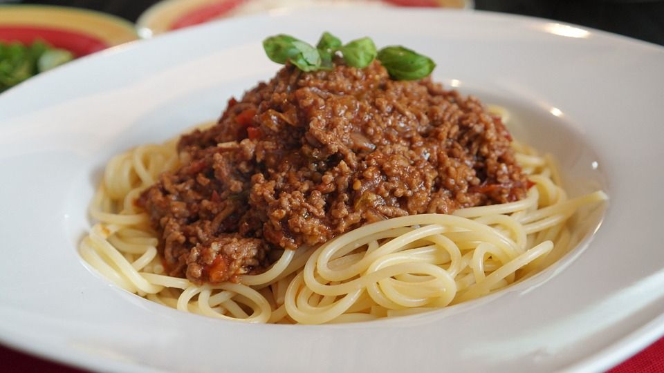 Pasta en salsa boloñesa o italiana: Especialidades de Galeón Raíña Pasta en salsa boloñesa o italiana: Especialidades de Galeón Raíña