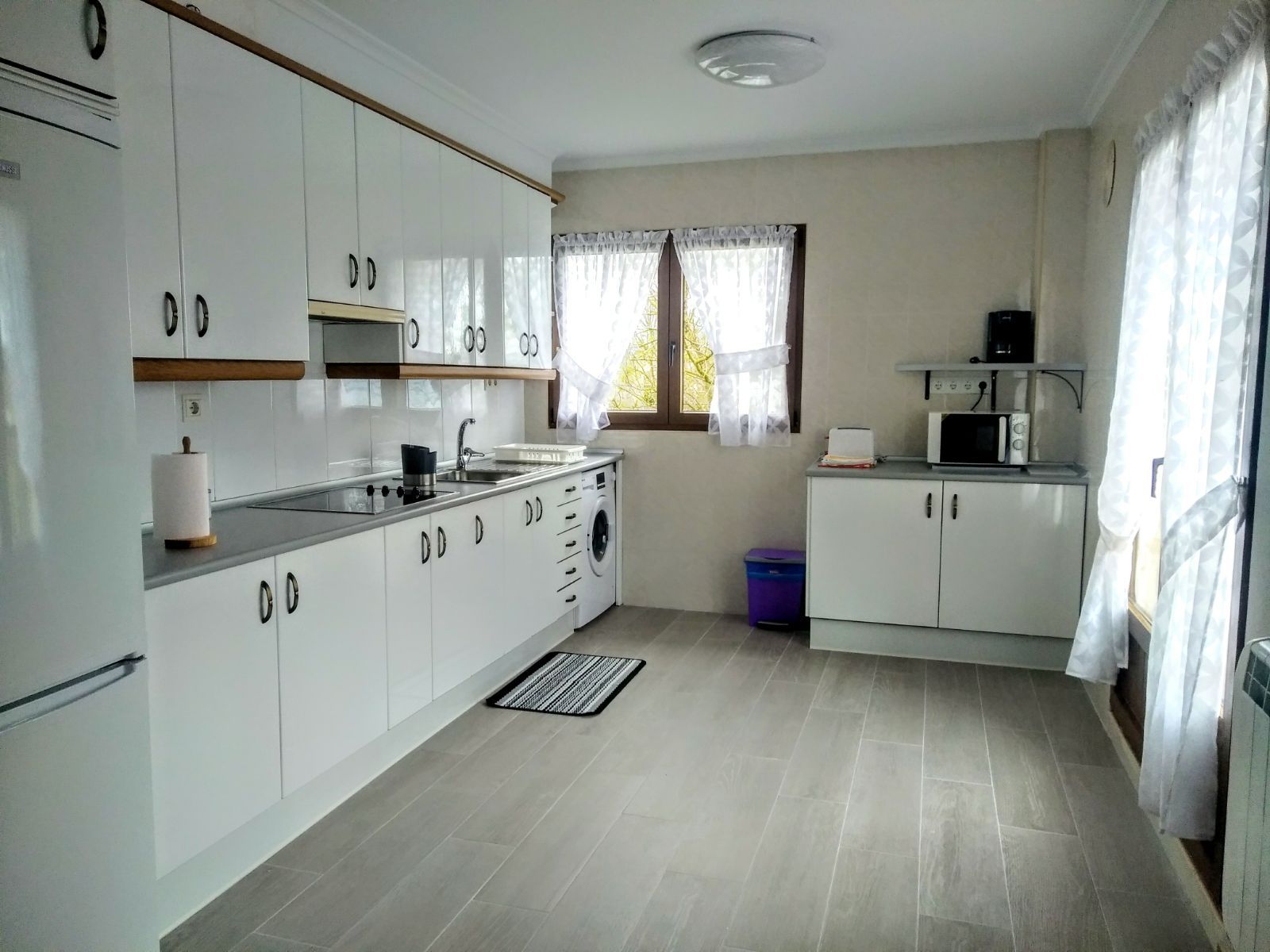 Cocina y sala para las 5 habitaciones: Nuestra Casa de Casa Rural Begoña Cocina y sala para las 5 habitaciones: Nuestra Casa de Casa Rural Begoña
