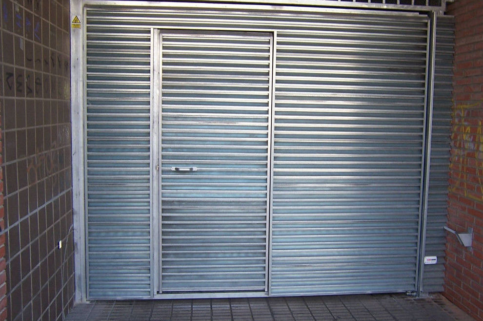 Puerta batiente en aluminio