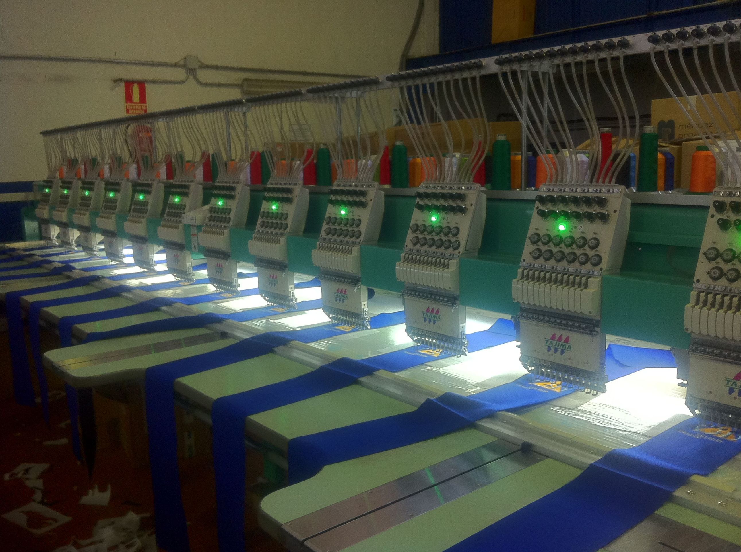 Maquina bordando Becas Maquina bordando Becas