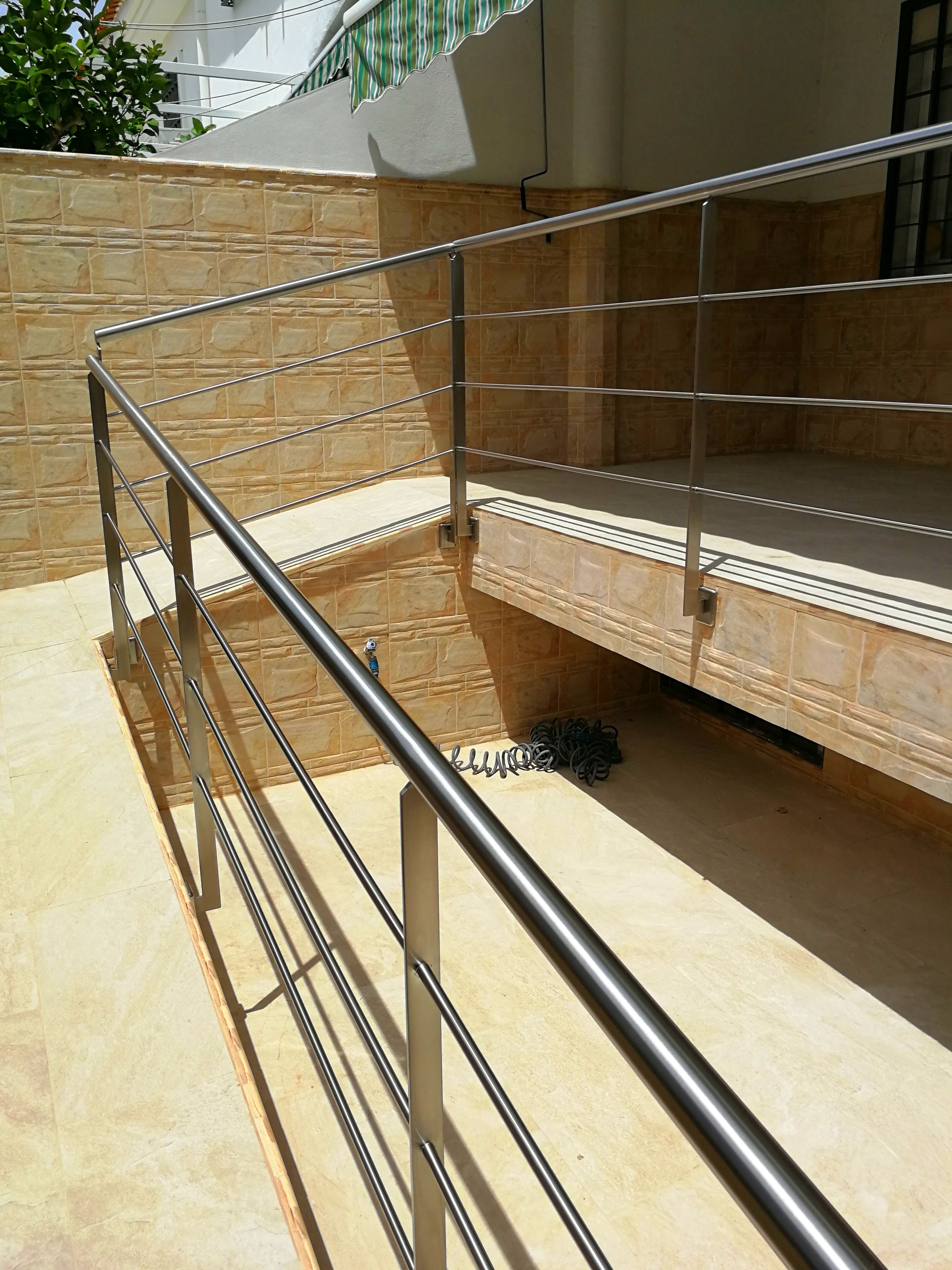 Barandilla de acero inoxidable sencilla diseñada y fabricada a medida para acceso a vivienda particular Barandilla de acero inoxidable sencilla diseñada y fabricada a medida para acceso a vivienda particular