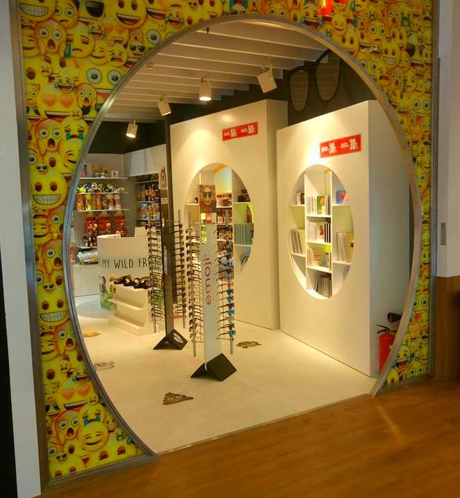 Escaparate de acero inoxidable con forma circular diseñada y fabricado a medida para local comercial Escaparate de acero inoxidable con forma circular diseñada y fabricado a medida para local comercial
