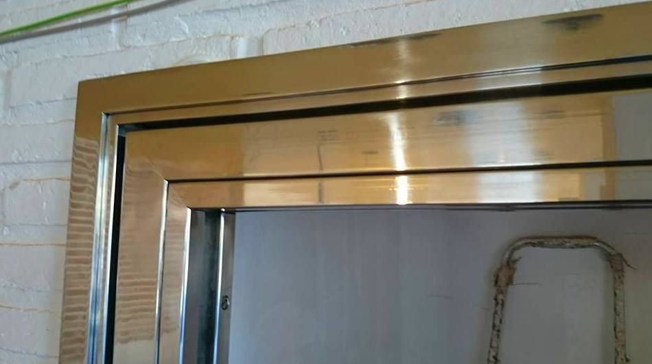 Puerta de acero inoxidable y vidrio fabricada a medida para entrada a bodega. Puerta de acero inoxidable y vidrio fabricada a medida para entrada a bodega.