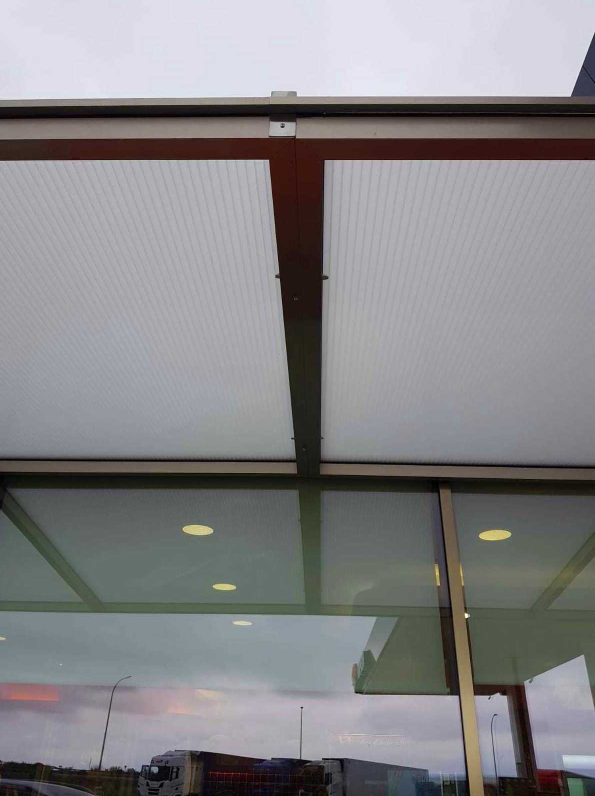 Estructura de marquesina de acero inoxidable para alojamientode vidriofabricada a medida para estación de servicios Estructura de marquesina de acero inoxidable para alojamientode vidriofabricada a medida para estación de servicios