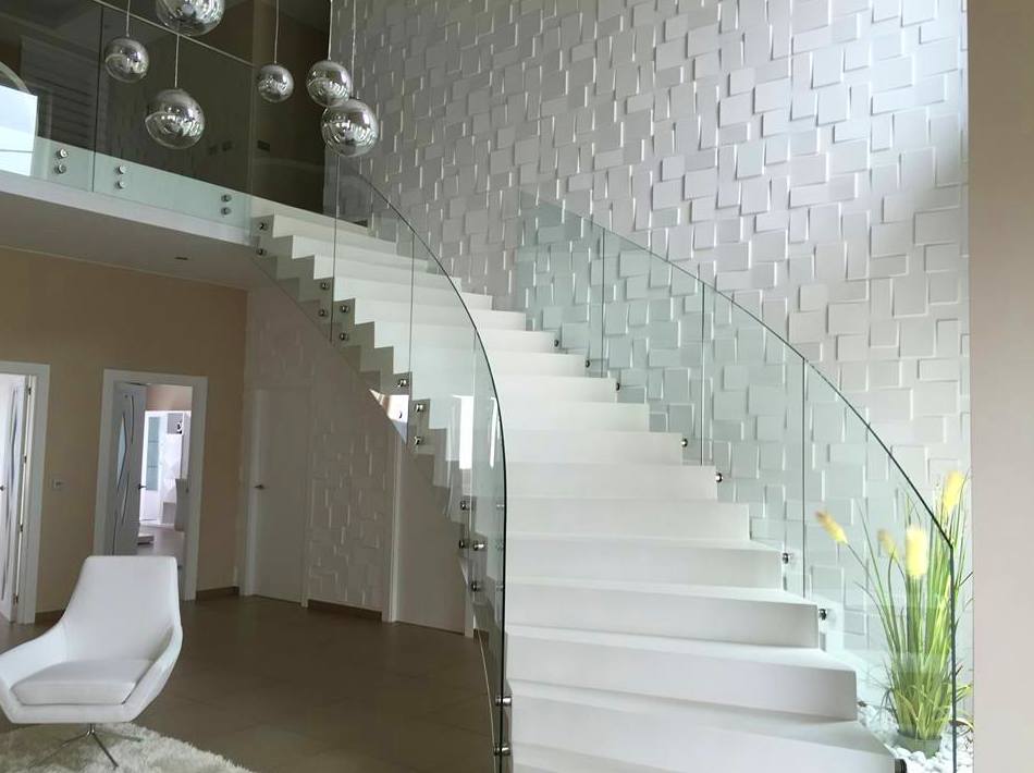 Barandilla de vidrio abotonado diseñada y fabricada a medida totalmente adaptada e integrada al diseño de la vivienda. Barandilla de vidrio abotonado diseñada y fabricada a medida totalmente adaptada e integrada al diseño de la vivienda.