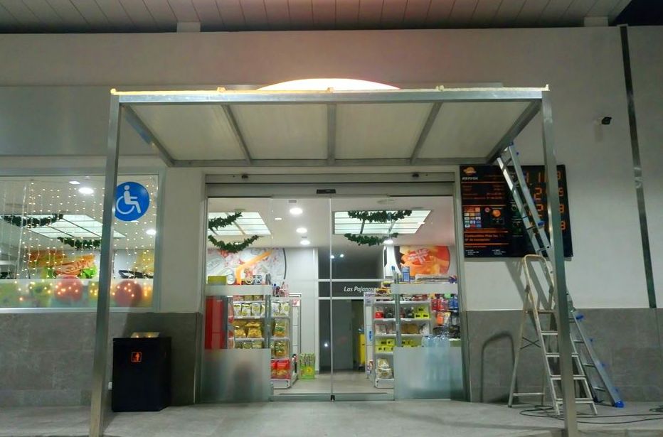 Marquesina de acero inoxidable montada en puerta de acceso de local comercial de área de servicios. Marquesina de acero inoxidable montada en puerta de acceso de local comercial de área de servicios.