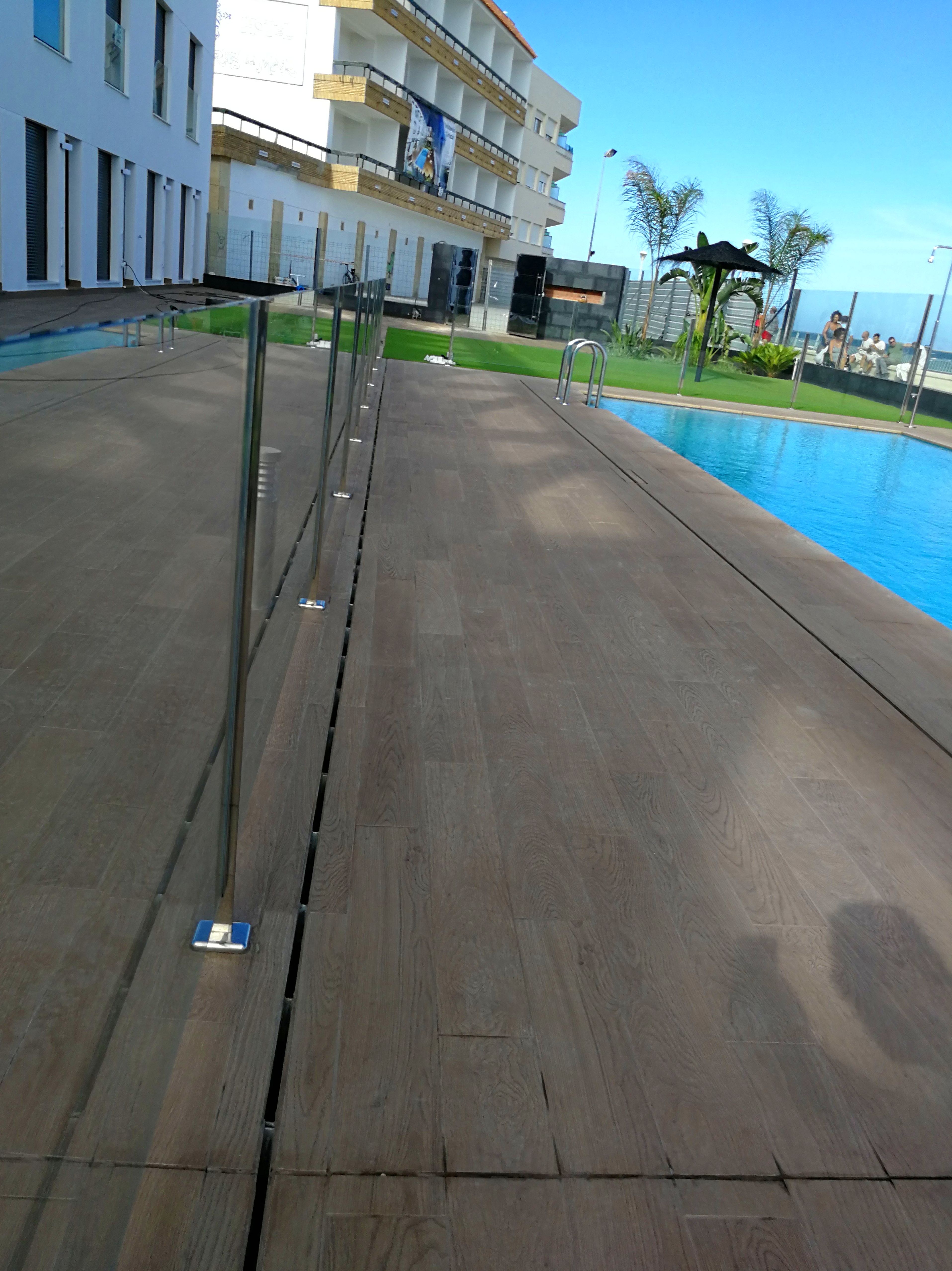 Barandilla de acero inoxidable y vidrio con puerta de acceso a piscina diseñada y fabricada a medida. Barandilla de acero inoxidable y vidrio con puerta de acceso a piscina diseñada y fabricada a medida.