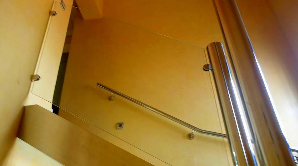 Escalera de acero inoxidable y vidrio diseñada y fabricada a medida para vivienda particular Escalera de acero inoxidable y vidrio diseñada y fabricada a medida para vivienda particular