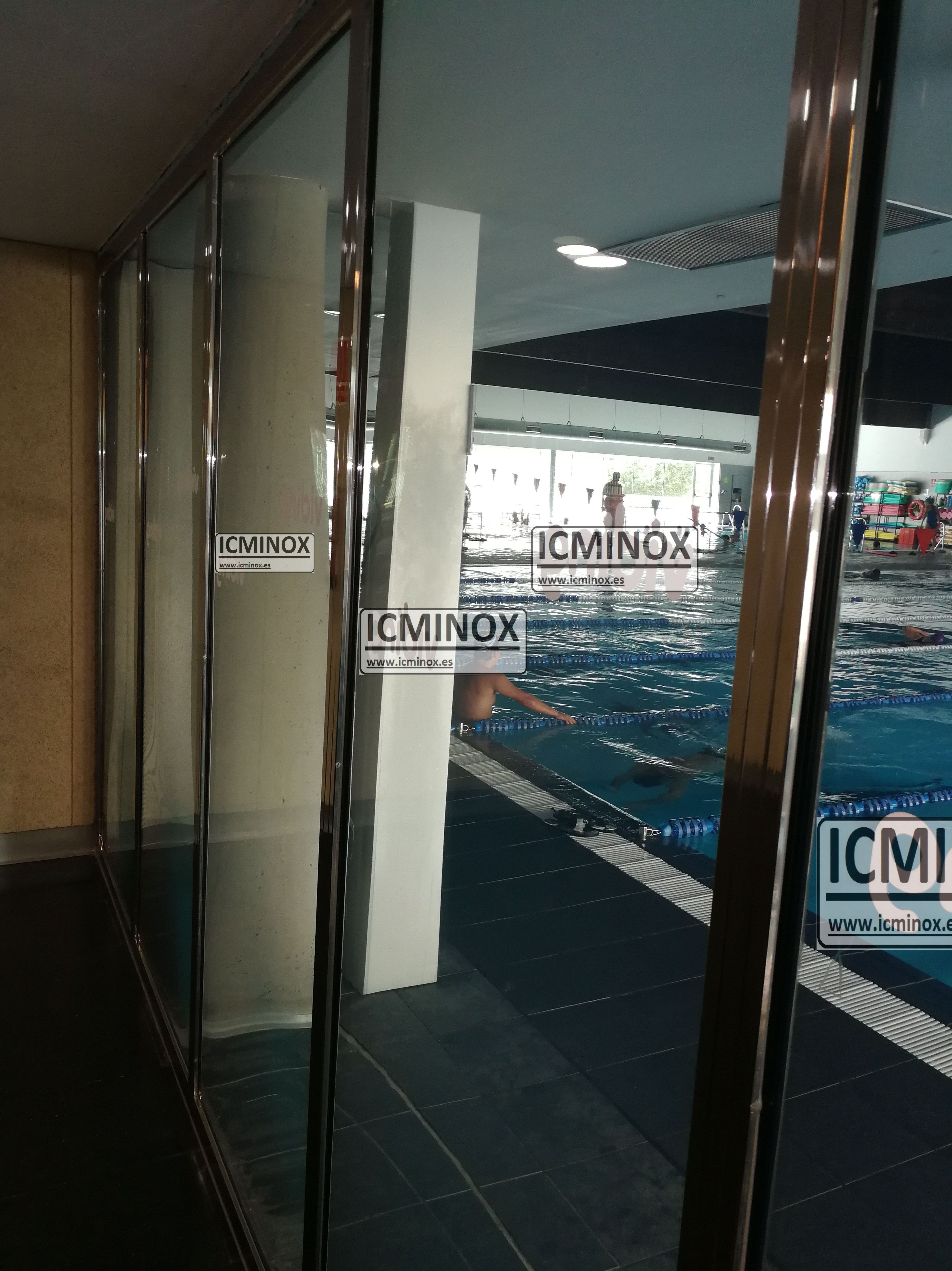 Cerramiento de piscina cubierta.Fijo con divisiones de acero inoxidable de calidad Aisi 316 Cerramiento de piscina cubierta.Fijo con divisiones de acero inoxidable de calidad Aisi 316