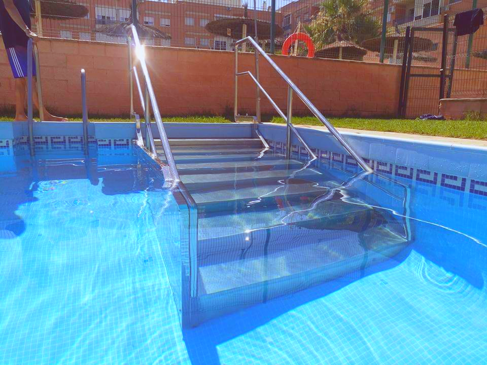 Escalera de piscina con barandilla de acero inoxidable.jpg Escalera de piscina con barandilla de acero inoxidable.jpg