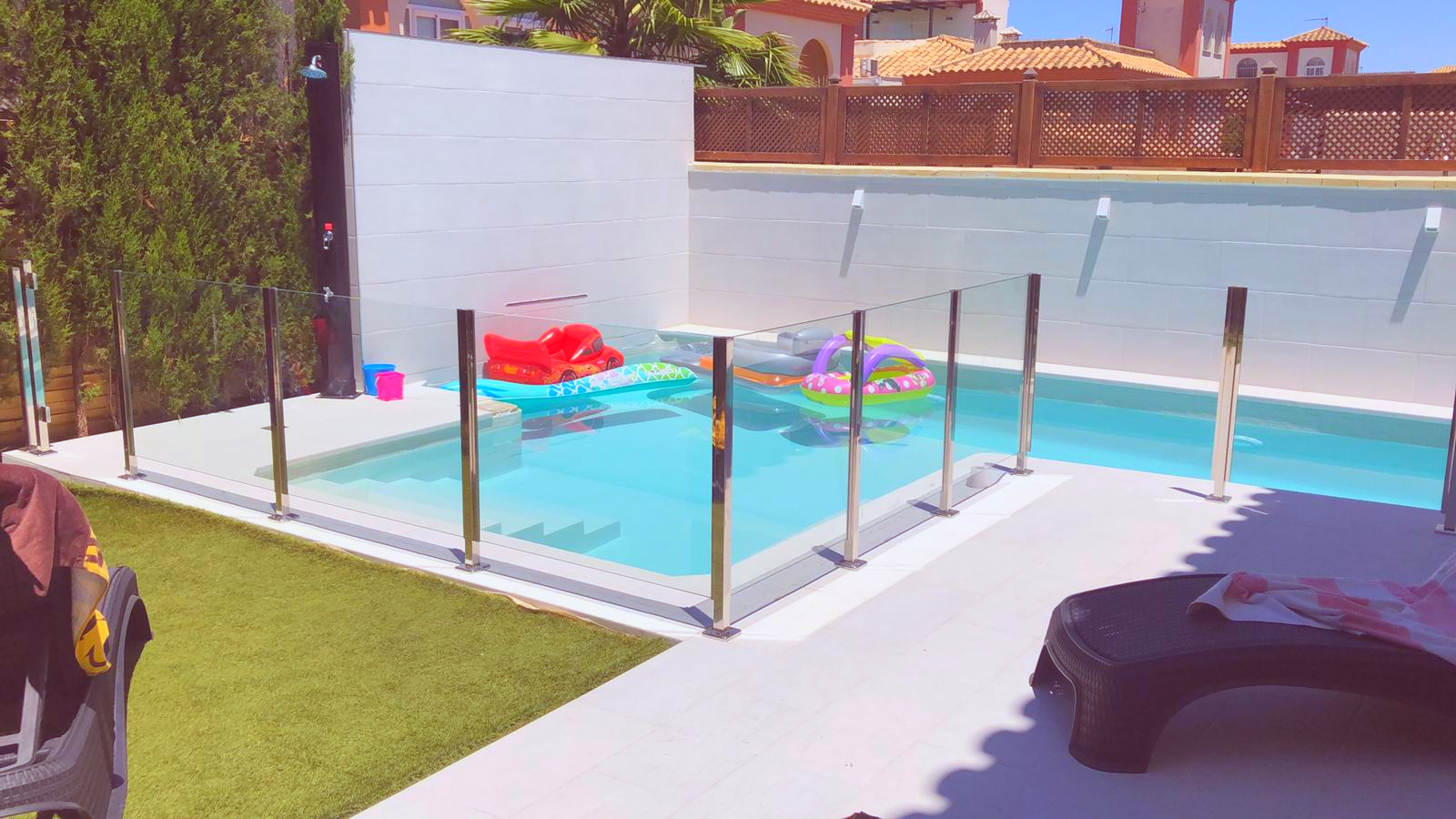 Barandilla vidrio piscina.jpg Barandilla vidrio piscina.jpg