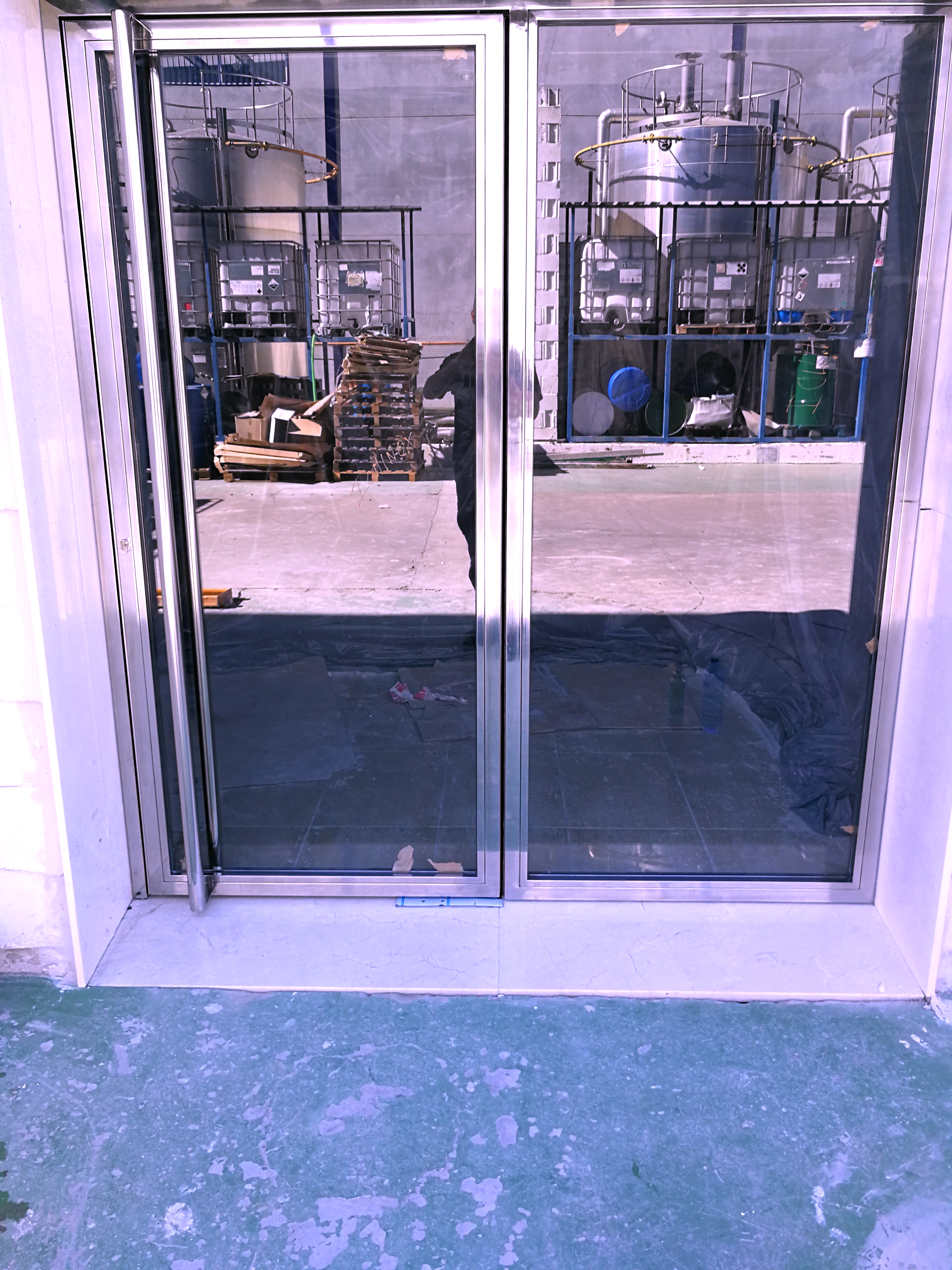 Puerta de vidrio y acero inoxidable para local comercial Puerta de vidrio y acero inoxidable para local comercial