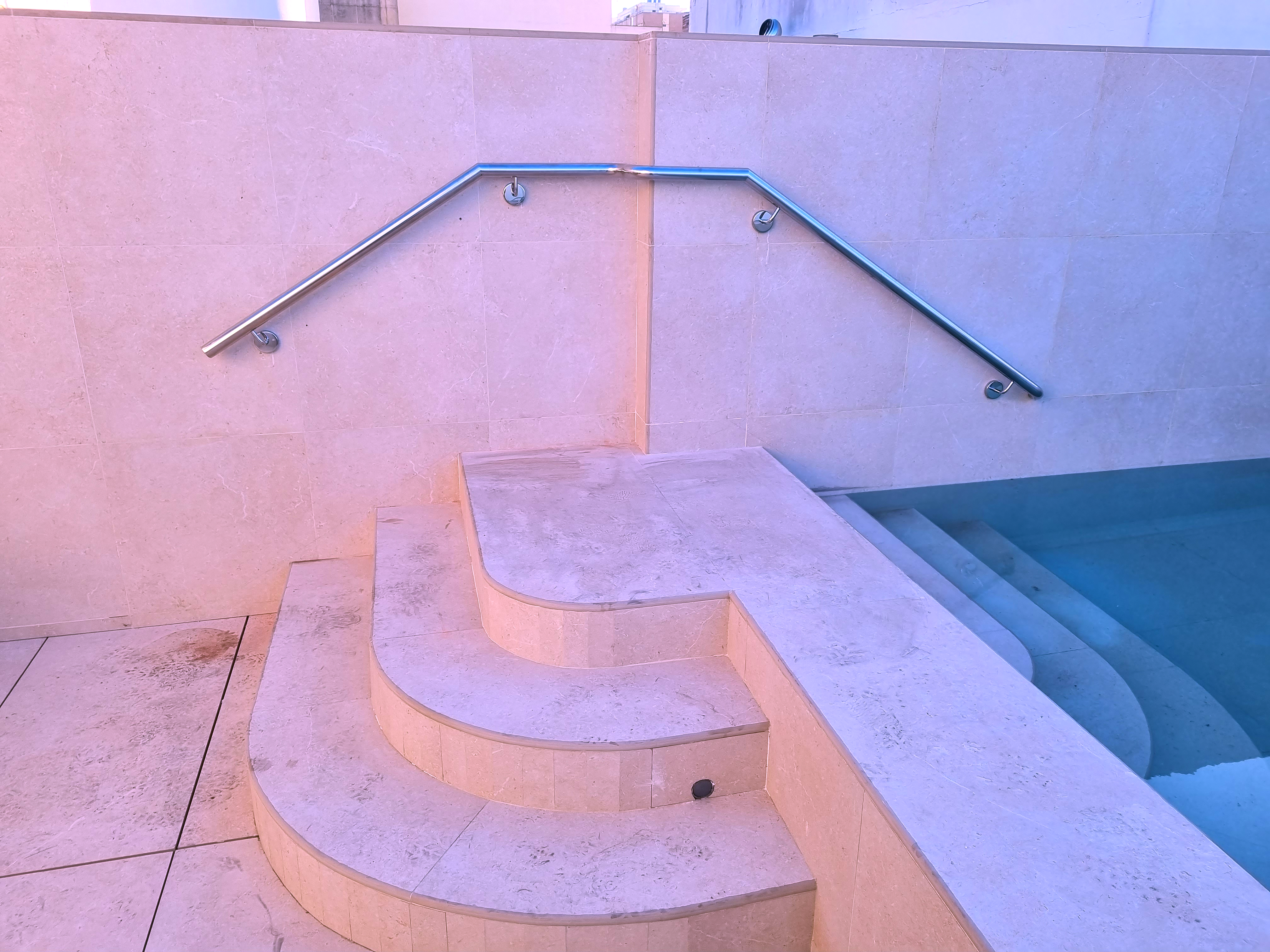 Pasamanos de acero inoxidable anclado a pared para acceso a piscina Pasamanos de acero inoxidable anclado a pared para acceso a piscina