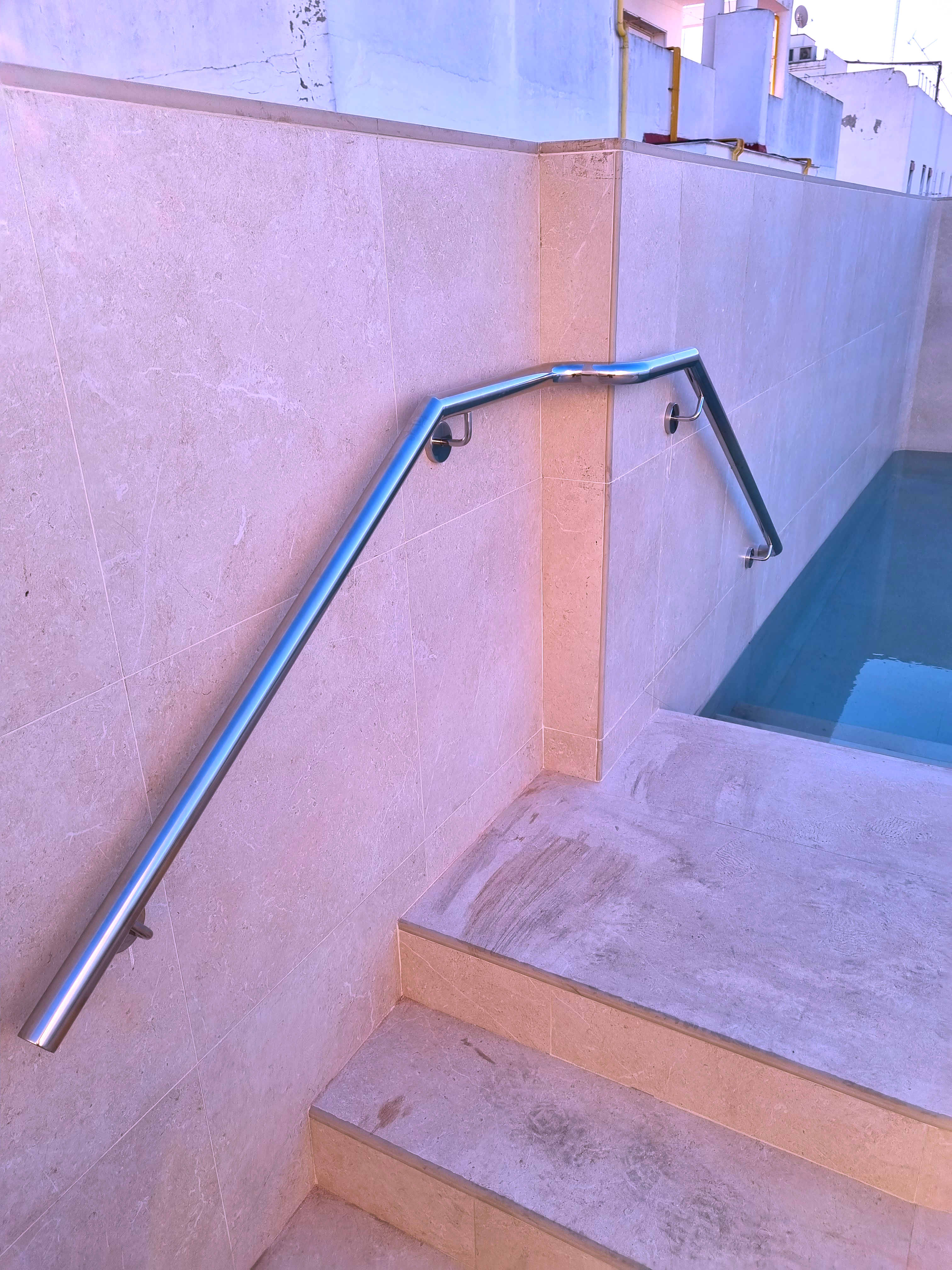 Pasamanos para acceder a piscina Pasamanos para acceder a piscina