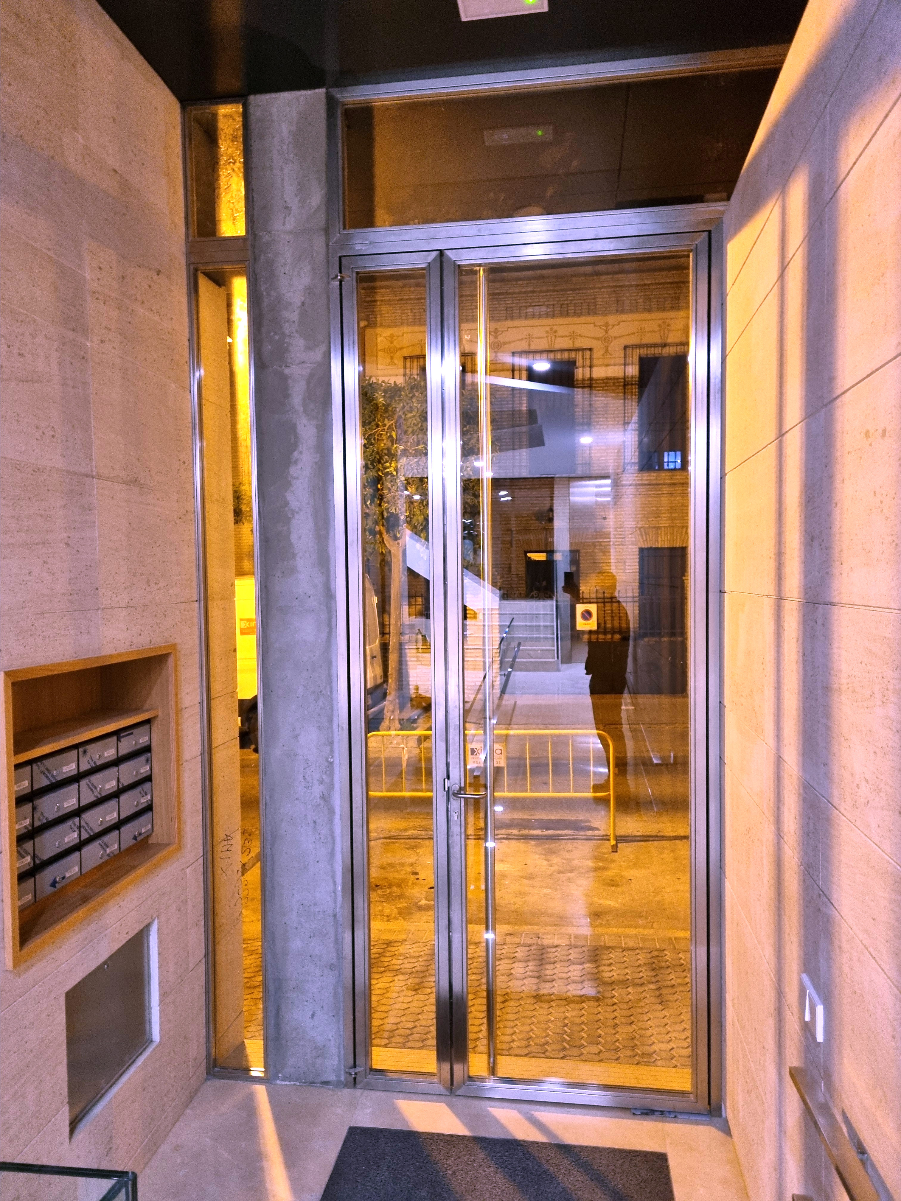 Puerta de acero inoxidable y vidrio Puerta de acero inoxidable y vidrio