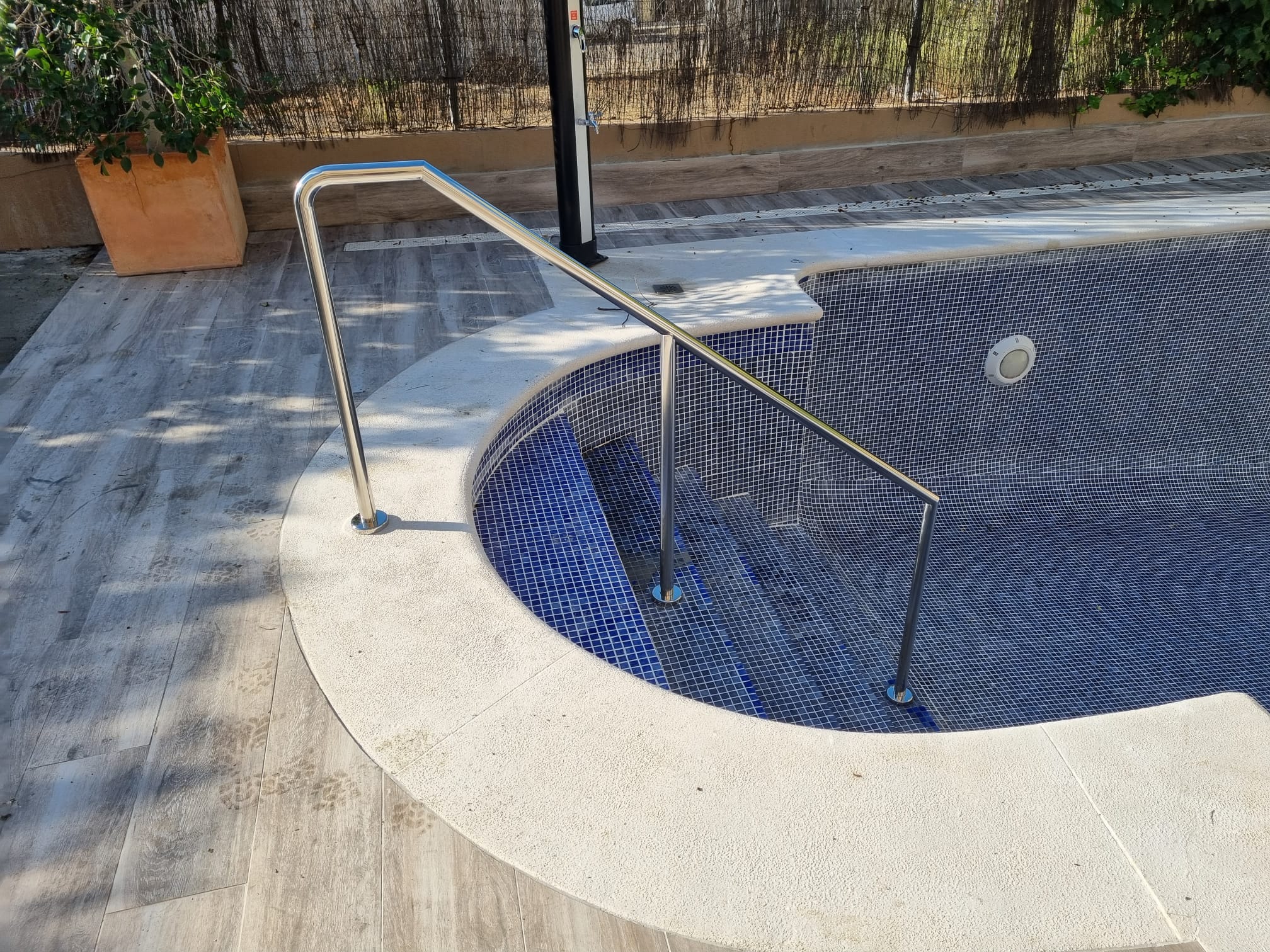 BARANDILLAS DE ACERO INOXIDABLE PARA PISCINAS: de Icminox BARANDILLAS DE ACERO INOXIDABLE PARA PISCINAS: de Icminox