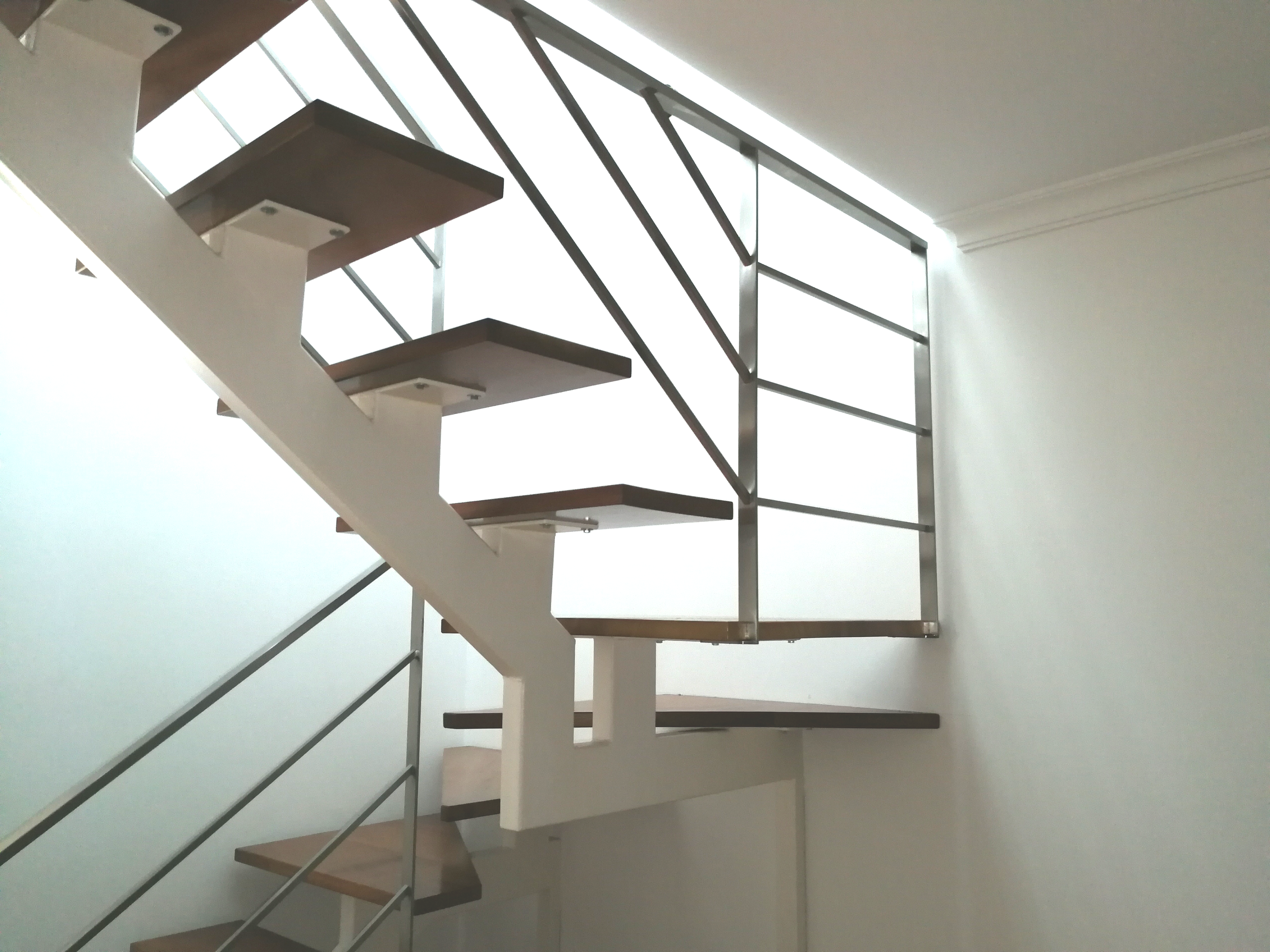 Barandillas de acero inoxidable adaptadas a forma de escalera Barandillas de acero inoxidable adaptadas a forma de escalera