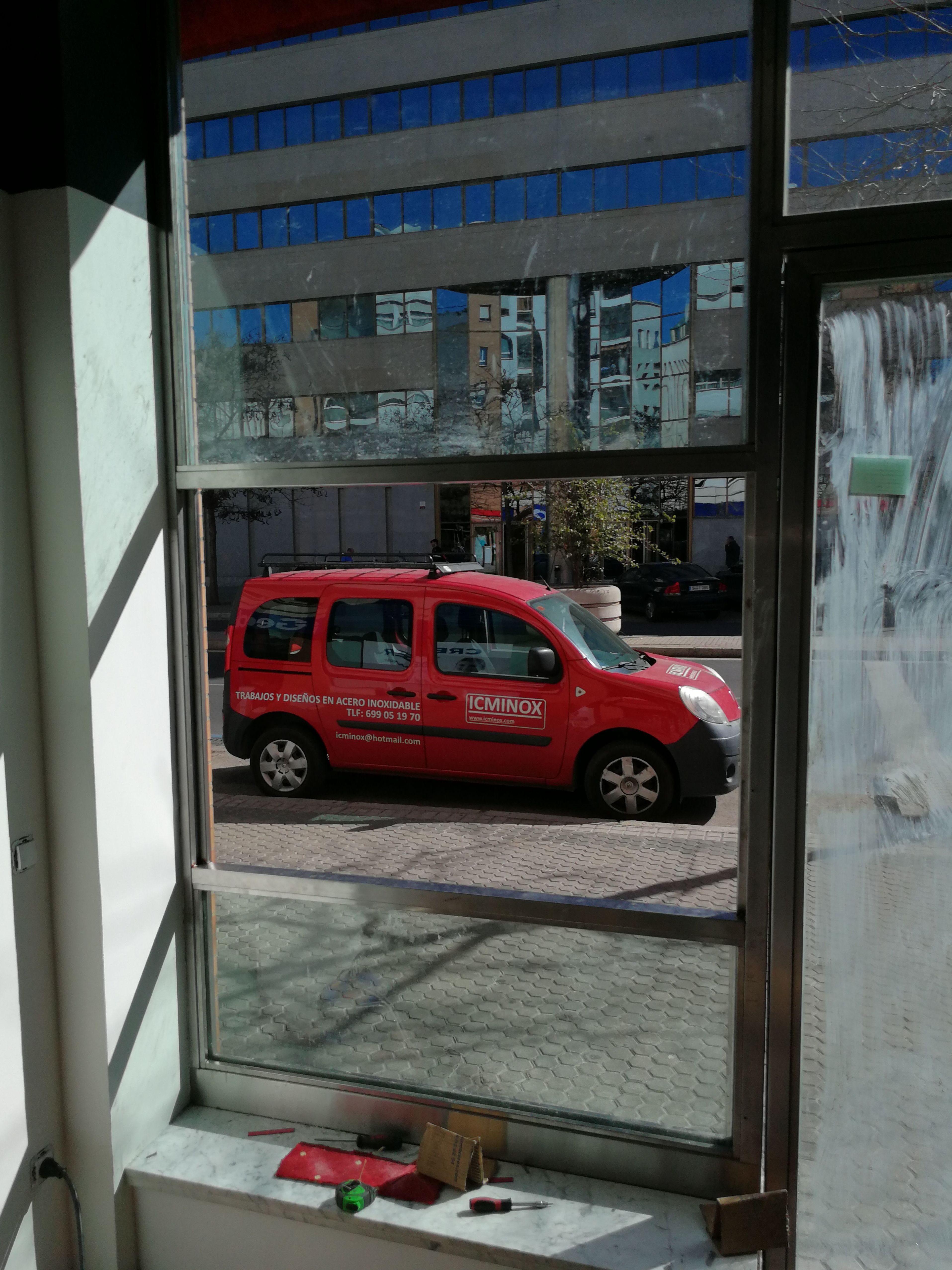 Ventana guillotina de acero inoxidable y vidrio montada en escaparate comercial Ventana guillotina de acero inoxidable y vidrio montada en escaparate comercial