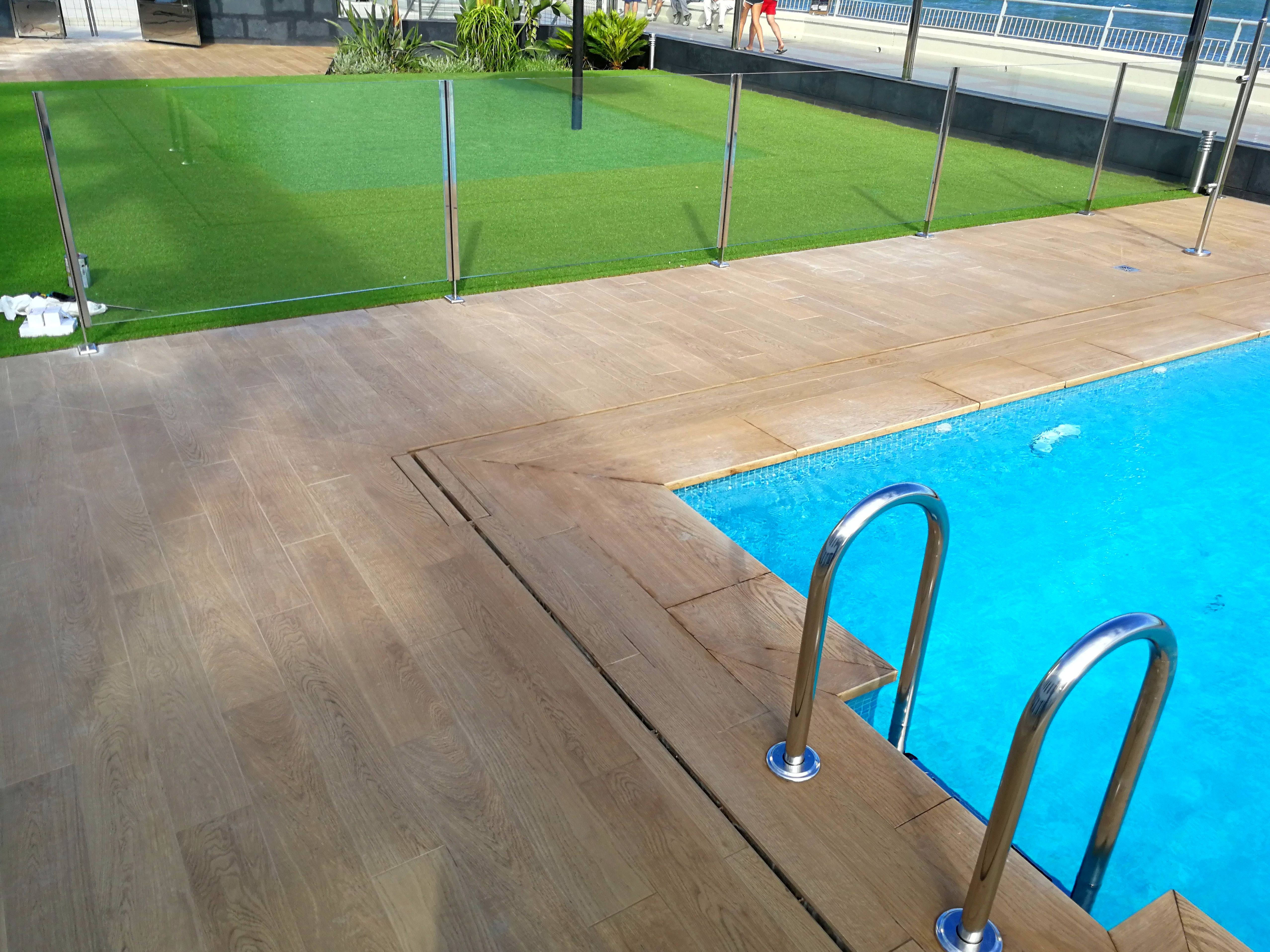 Barandilla de acero inoxidable y vidrio con puerta de acceso a piscina diseñada y fabricada a medida. Barandilla de acero inoxidable y vidrio con puerta de acceso a piscina diseñada y fabricada a medida.
