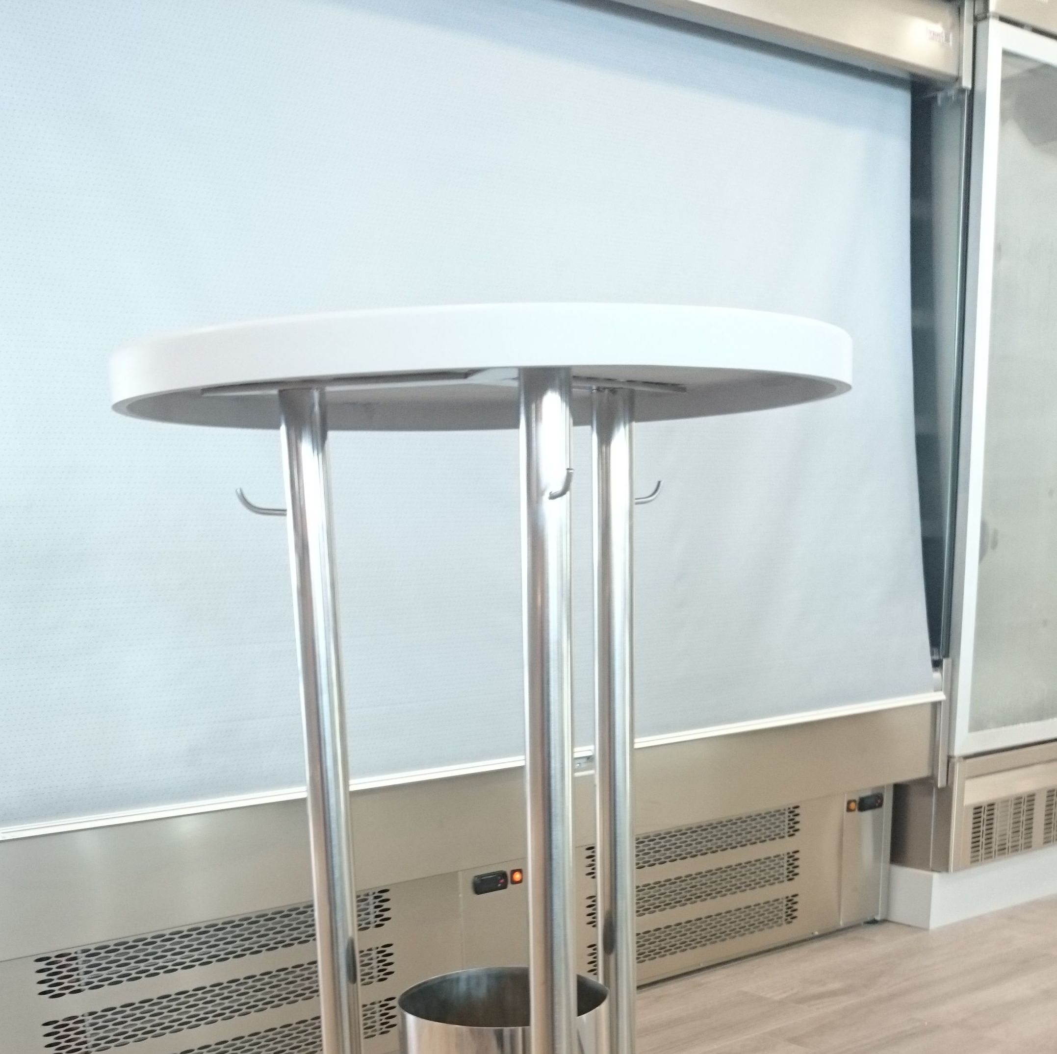 Mesa alta de acero inoxidable con papelera incorporada para bar o restaurante. Mesa alta de acero inoxidable con papelera incorporada para bar o restaurante.