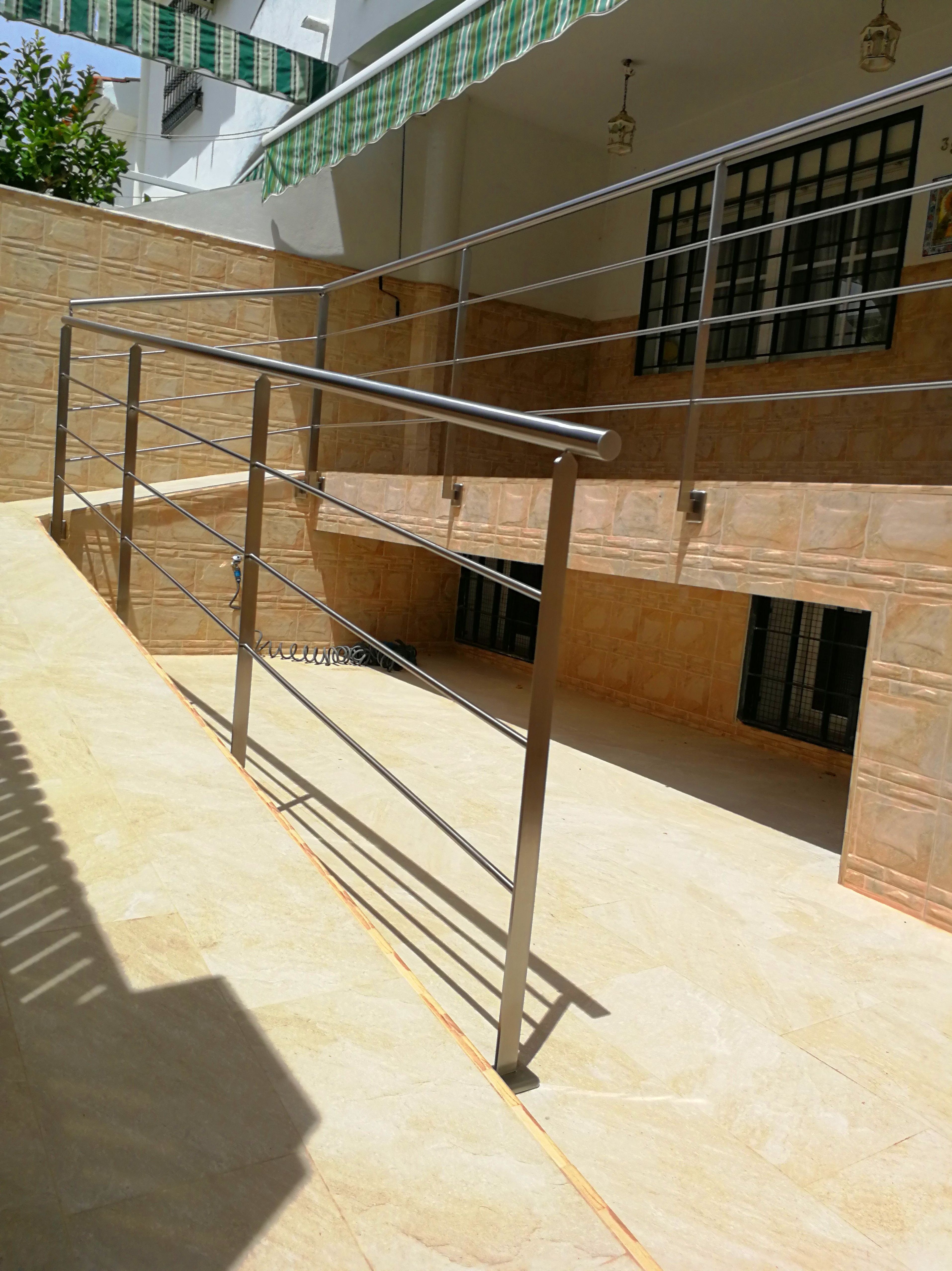 Barandilla de acero inoxidable sencilla diseñada y fabricada a medida para acceso a vivienda particular Barandilla de acero inoxidable sencilla diseñada y fabricada a medida para acceso a vivienda particular