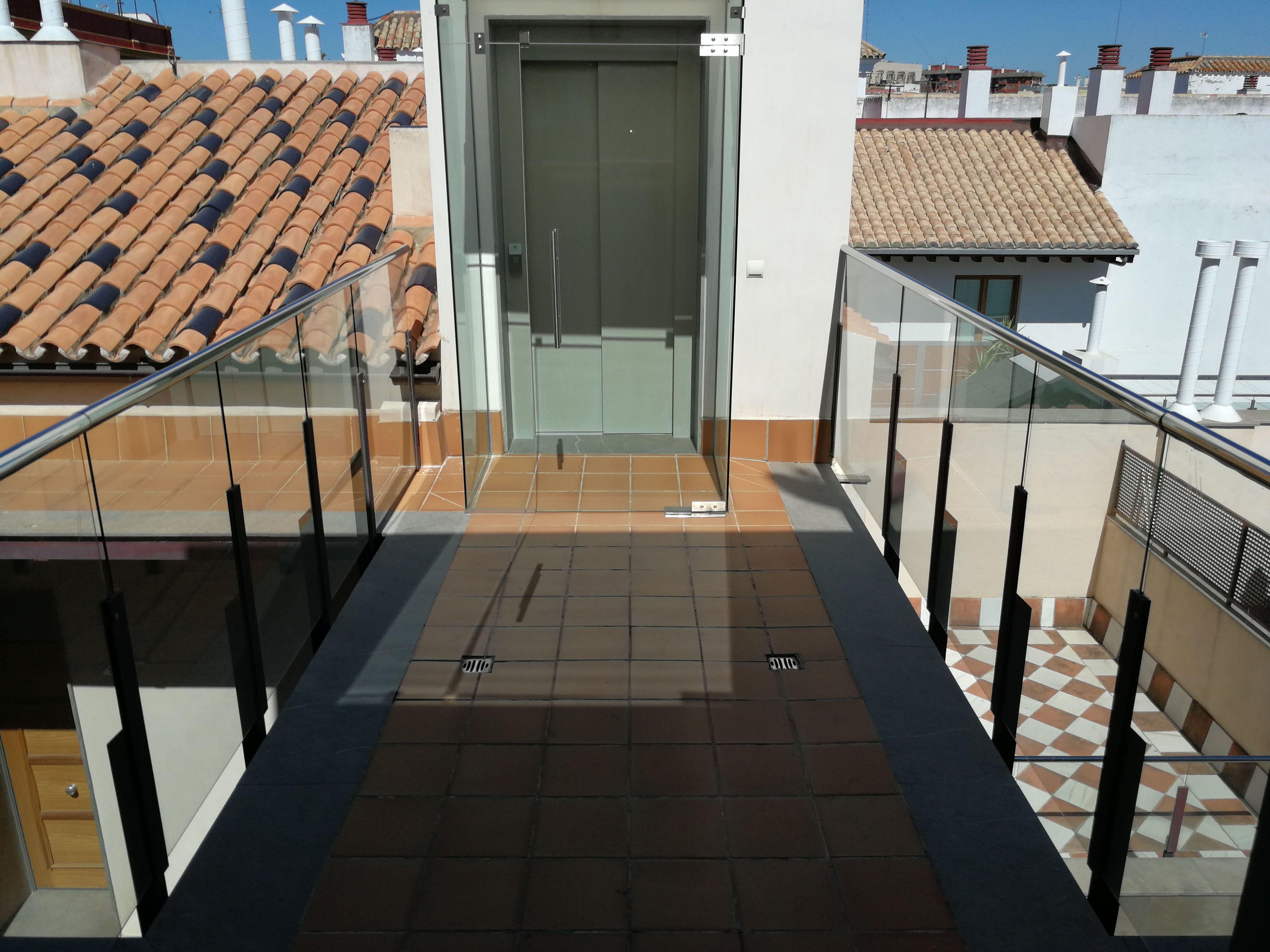 Pasamanos de acero inoxidable con alojamiento en vidrio para comunidad de vecinos. Pasamanos de acero inoxidable con alojamiento en vidrio para comunidad de vecinos.