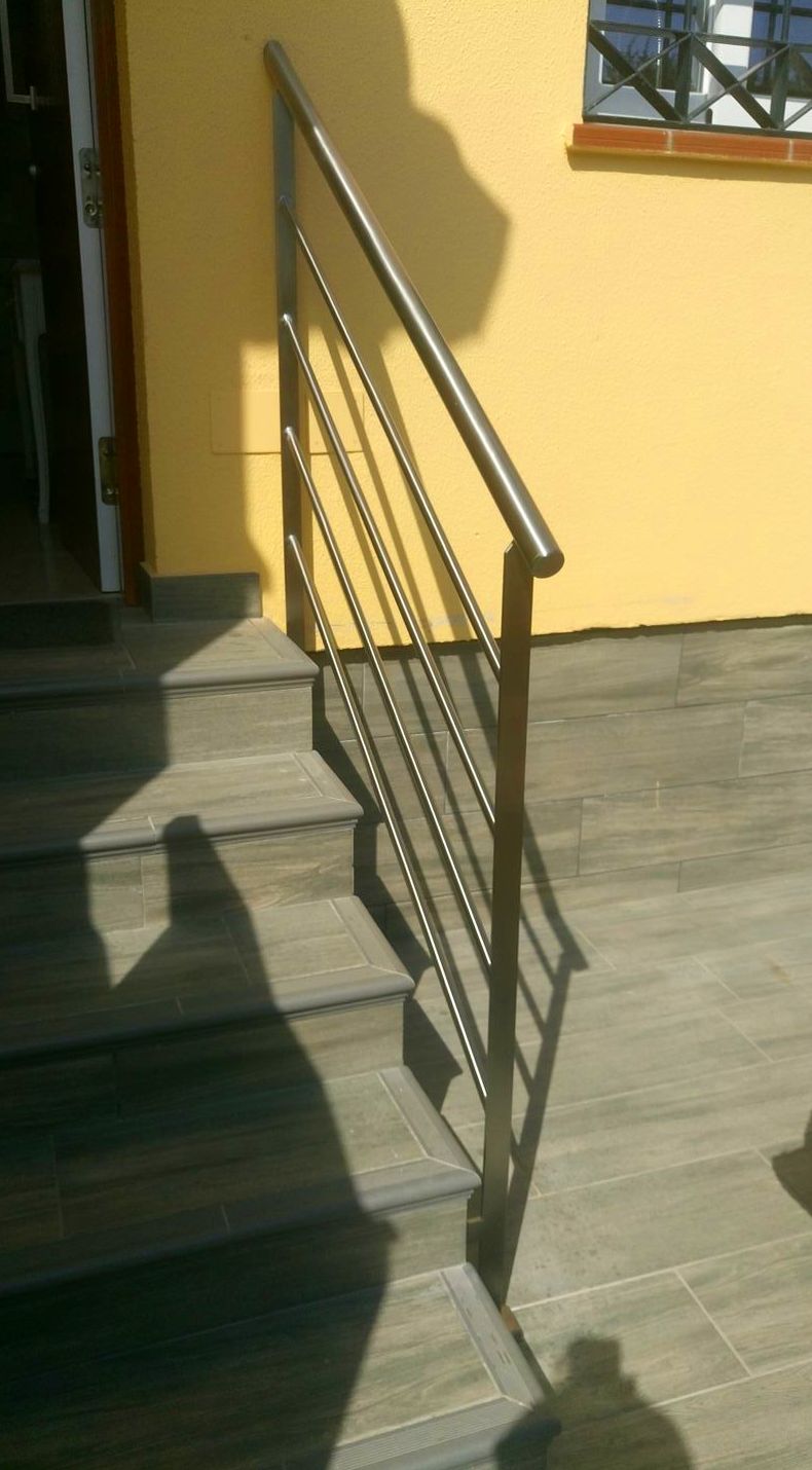Barandilla de acero inoxidable sencilla diseñada y fabricada a medida para acceso a vivienda. Barandilla de acero inoxidable sencilla diseñada y fabricada a medida para acceso a vivienda.