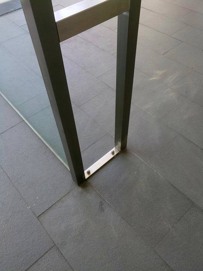 Pórtico de acero inoxidable para refuerzo de mampara de vidrio diseñada y montado en concesionario de coches Pórtico de acero inoxidable para refuerzo de mampara de vidrio diseñada y montado en concesionario de coches