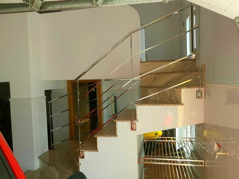 Estantería de acero inoxidable diseñada y fabricada a medida para hueco de escalera de garaje de vivienda particular. Estantería de acero inoxidable diseñada y fabricada a medida para hueco de escalera de garaje de vivienda particular.
