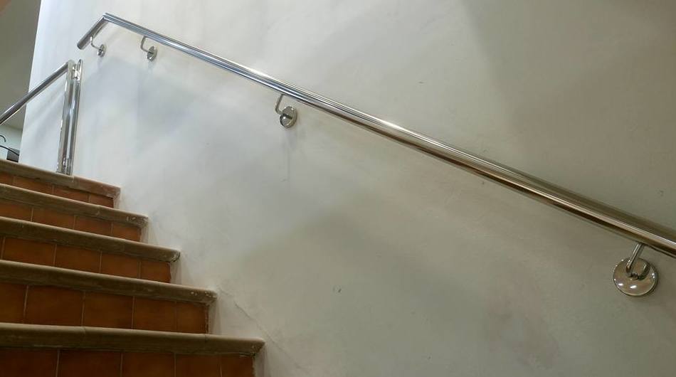 Barandilla de acero inoxidable y vidrio con cancelin de seguridad diseñado y montado a medida para vivienda particular Barandilla de acero inoxidable y vidrio con cancelin de seguridad diseñado y montado a medida para vivienda particular